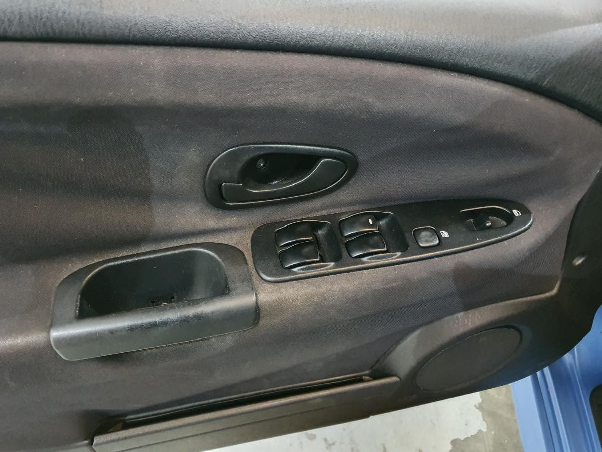 Mitsubishi Carisma 1.6 · Ano 2000 — imagen 37