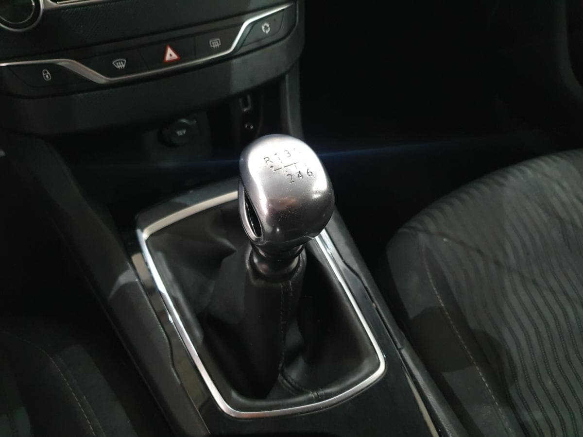 Peugeot 308 SW 1.6 HDI · Ano 2014 — imagen 31