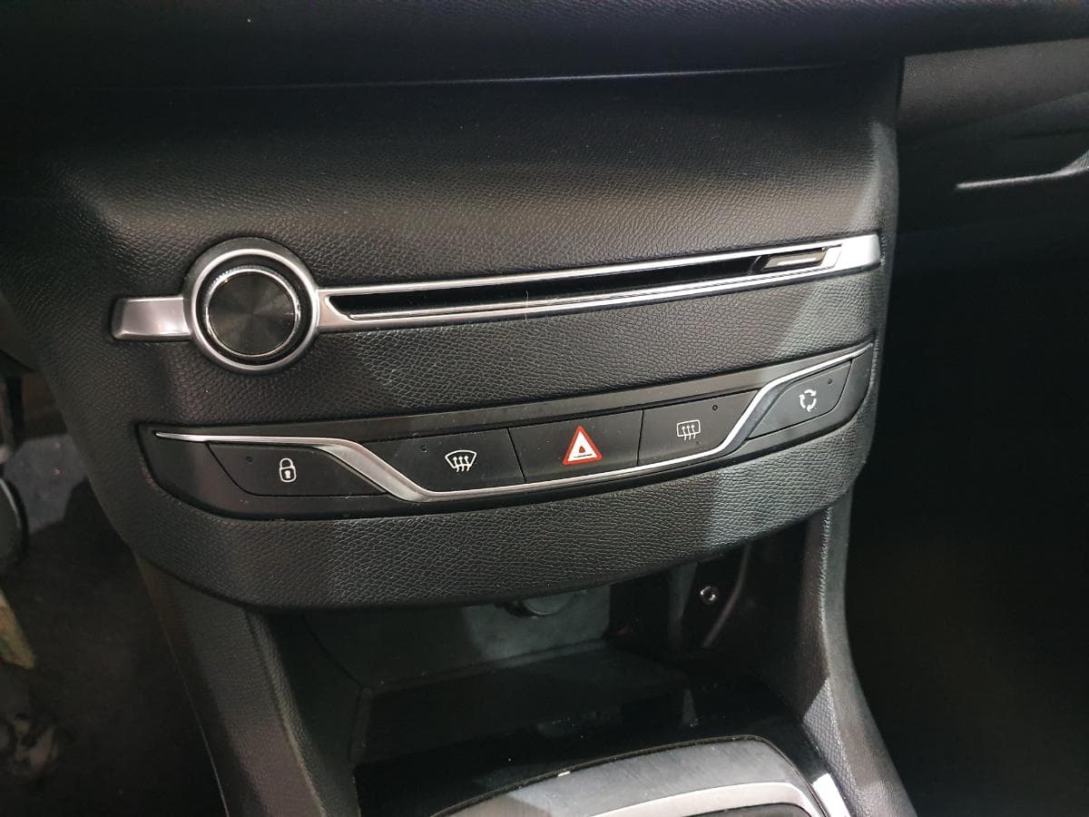 Peugeot 308 SW 1.6 HDI · Ano 2014 — imagen 34