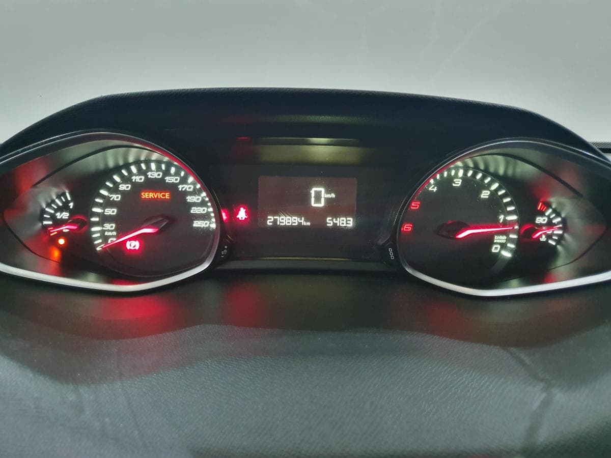 Peugeot 308 SW 1.6 HDI · Ano 2014 — imagen 35
