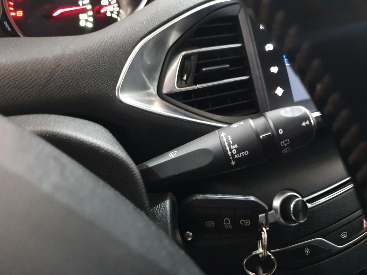 Peugeot 308 SW 1.6 HDI · Ano 2014 — imagen 37