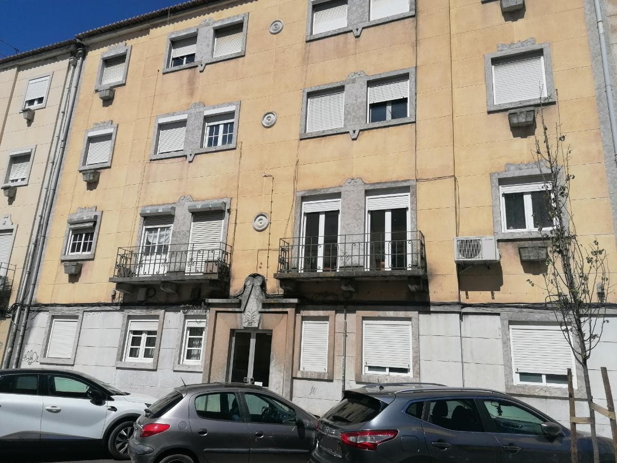 Apartamento T2 c/ logradouro · Amadora — image 1