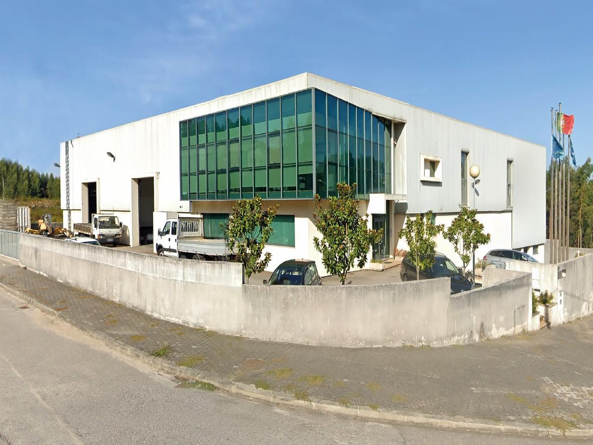 Armazém Industrial (3 Pisos) c/ logradouro· Santa Maria da Feira — imagen 1