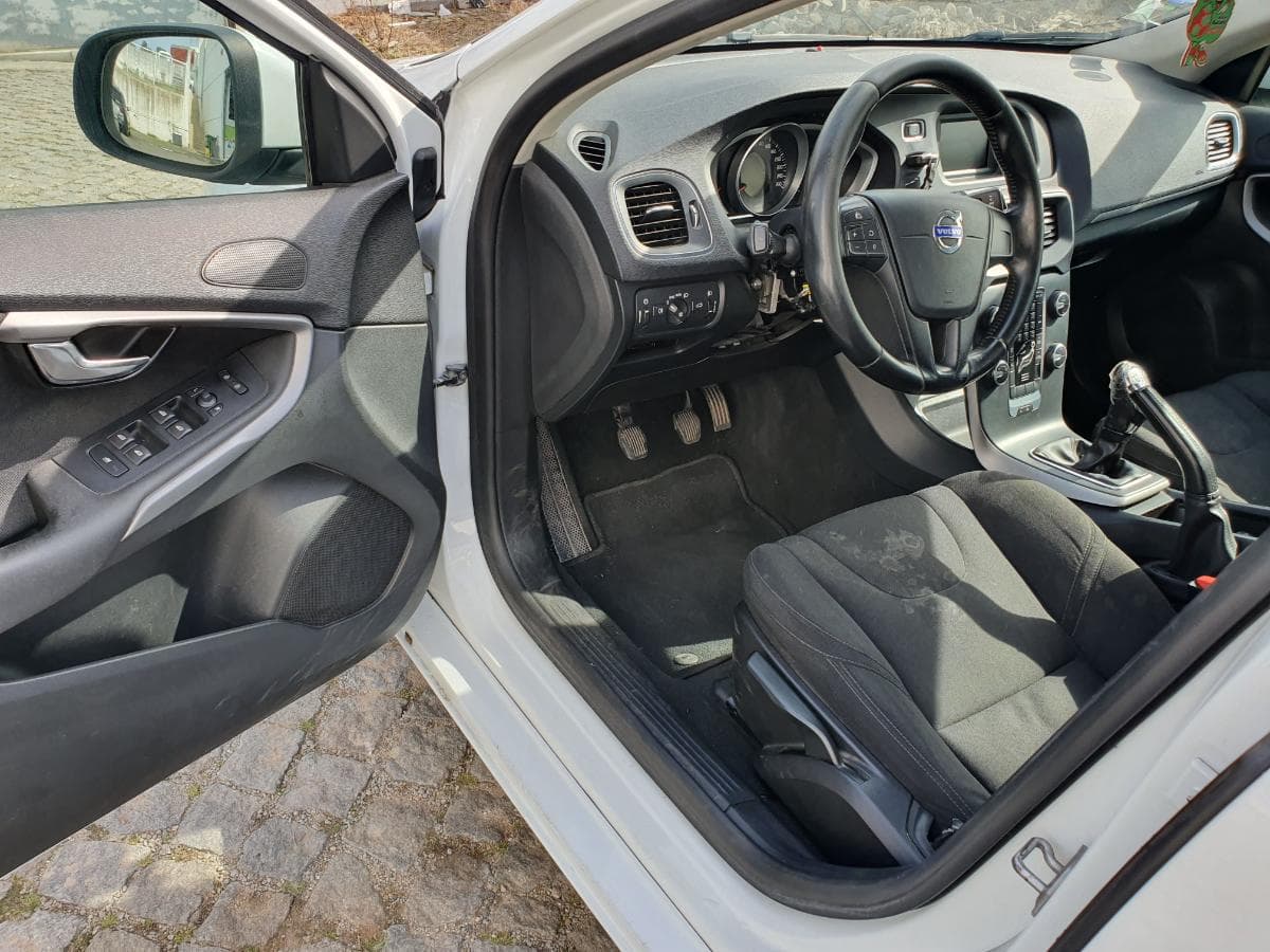 Volvo V40 1.6 D2 · Ano 2014 — image 17