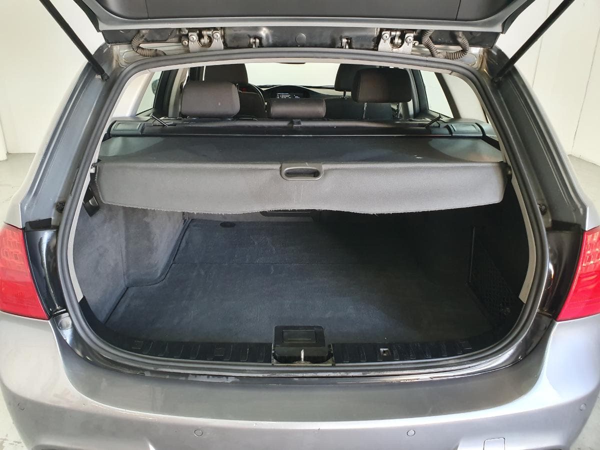BMW 318D · Ano 2010 — image 9
