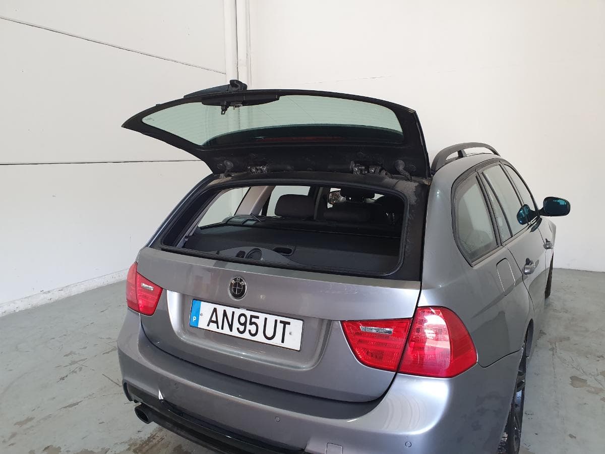BMW 318D · Ano 2010 — image 10