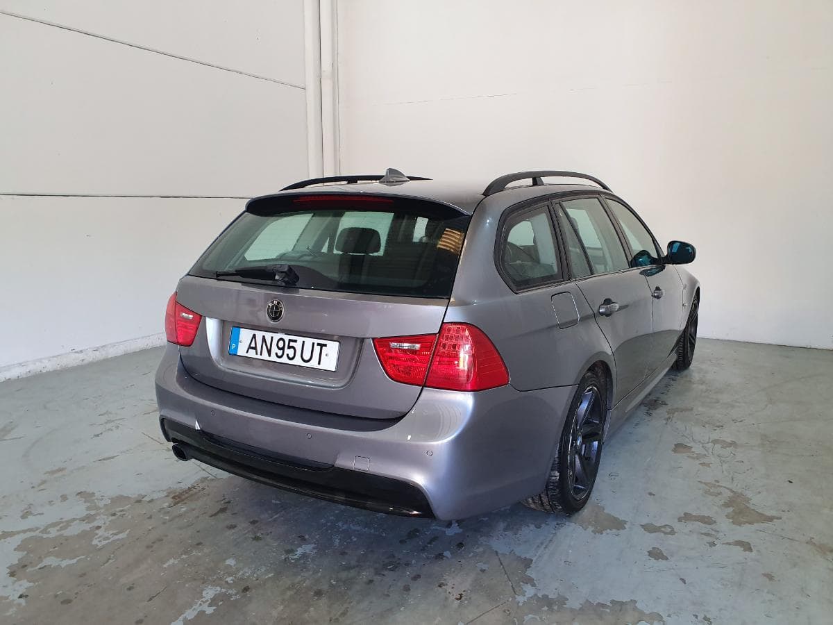 BMW 318D · Ano 2010 — image 7