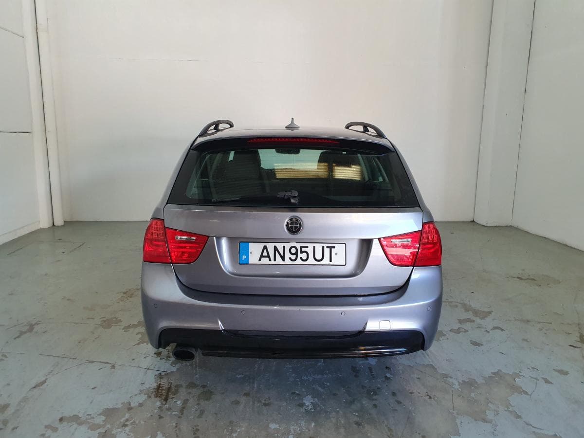 BMW 318D · Ano 2010 — image 8