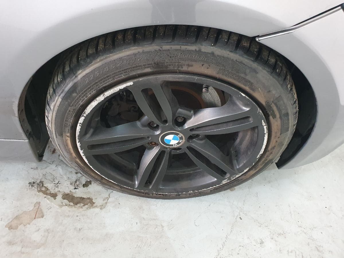 BMW 318D · Ano 2010 — image 17