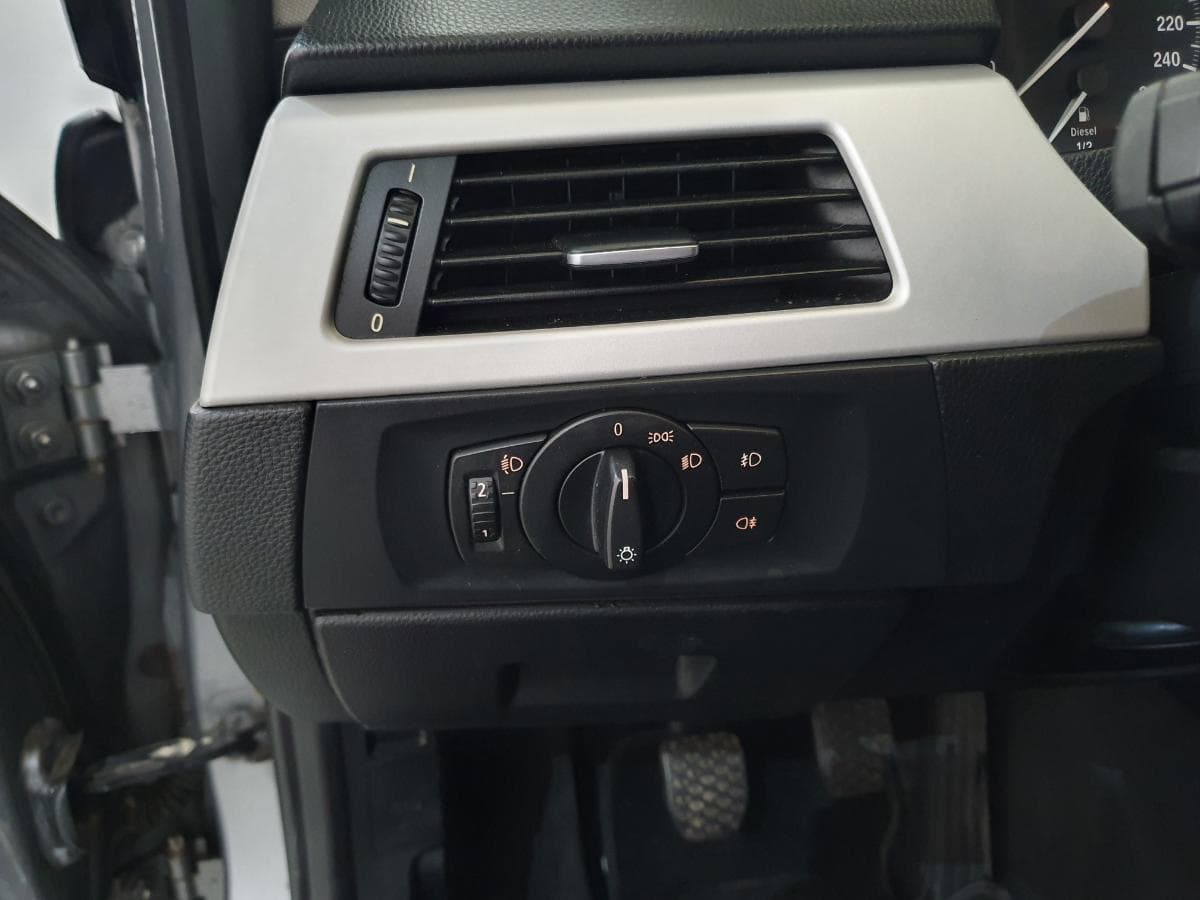 BMW 318D · Ano 2010 — image 22