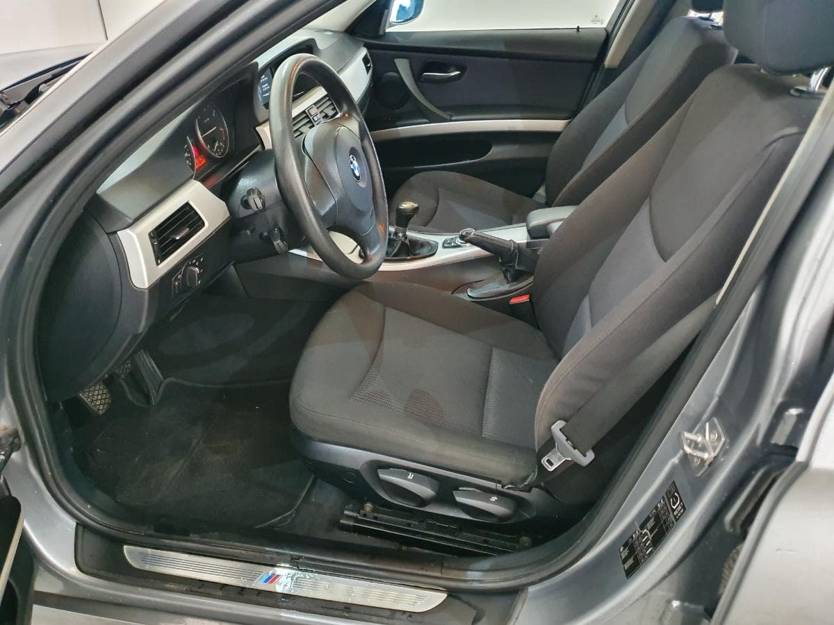 BMW 318D · Ano 2010 — image 23