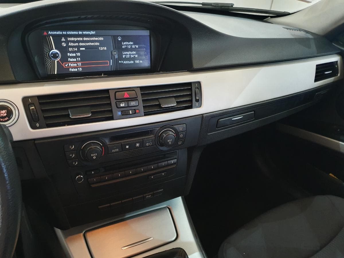 BMW 318D · Ano 2010 — image 25