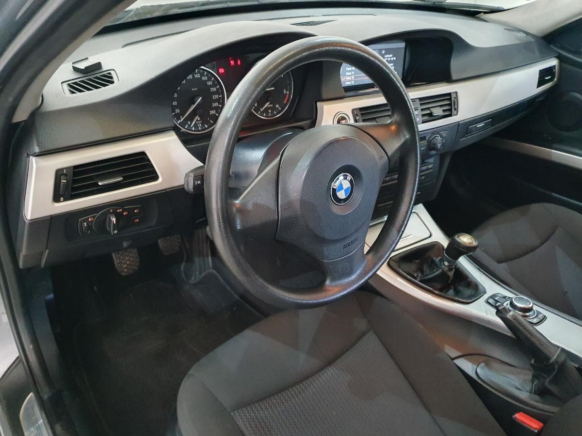 BMW 318D · Ano 2010 — image 24