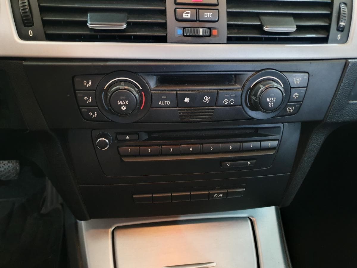 BMW 318D · Ano 2010 — image 27
