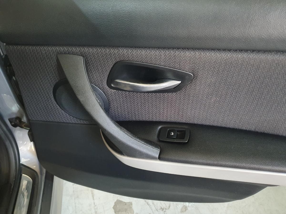 BMW 318D · Ano 2010 — image 28