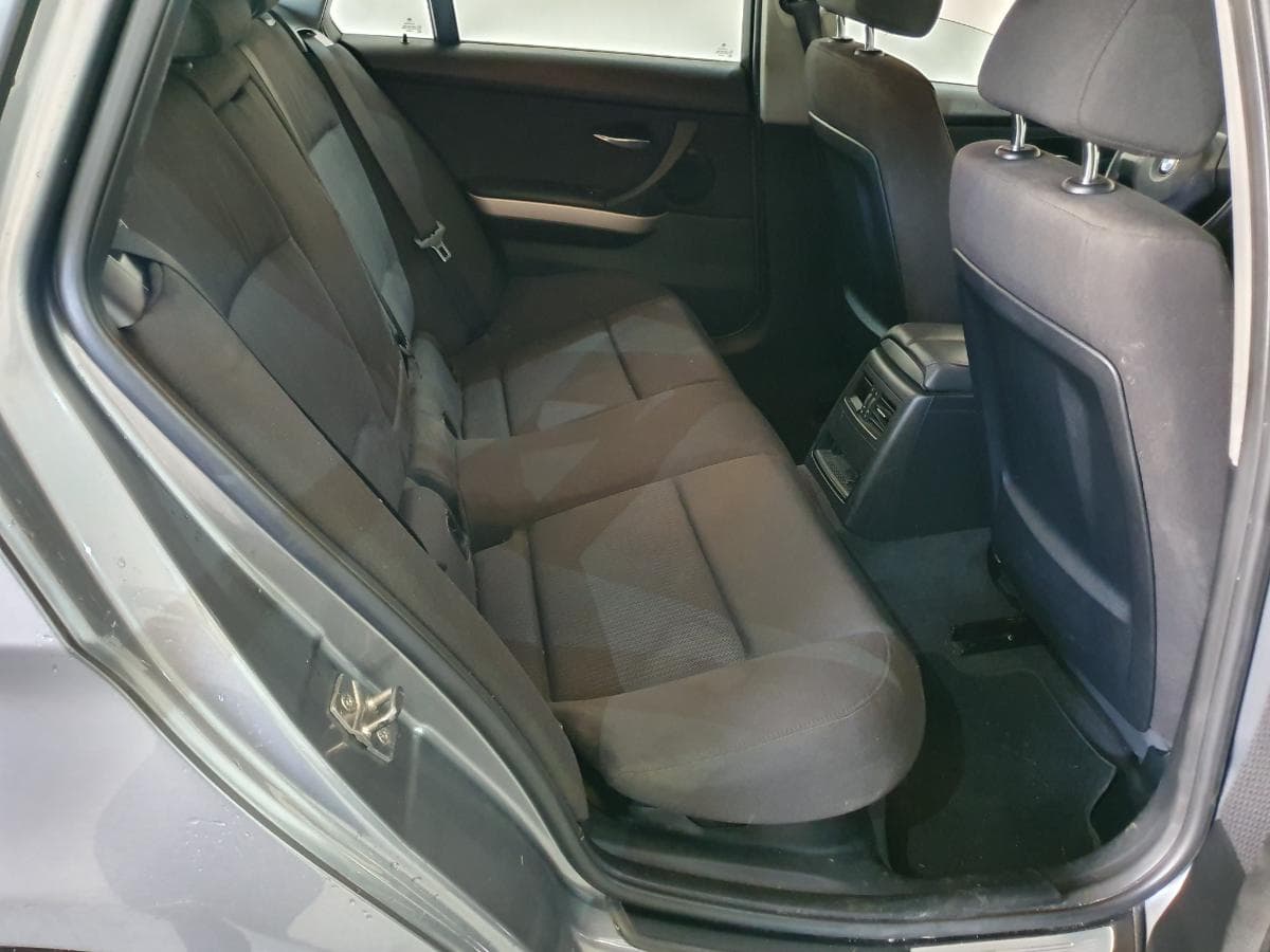 BMW 318D · Ano 2010 — image 29