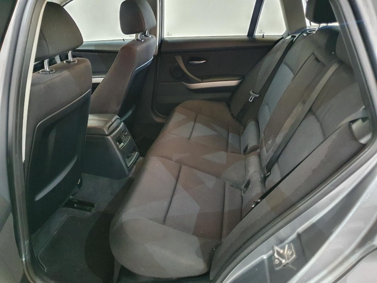 BMW 318D · Ano 2010 — image 30