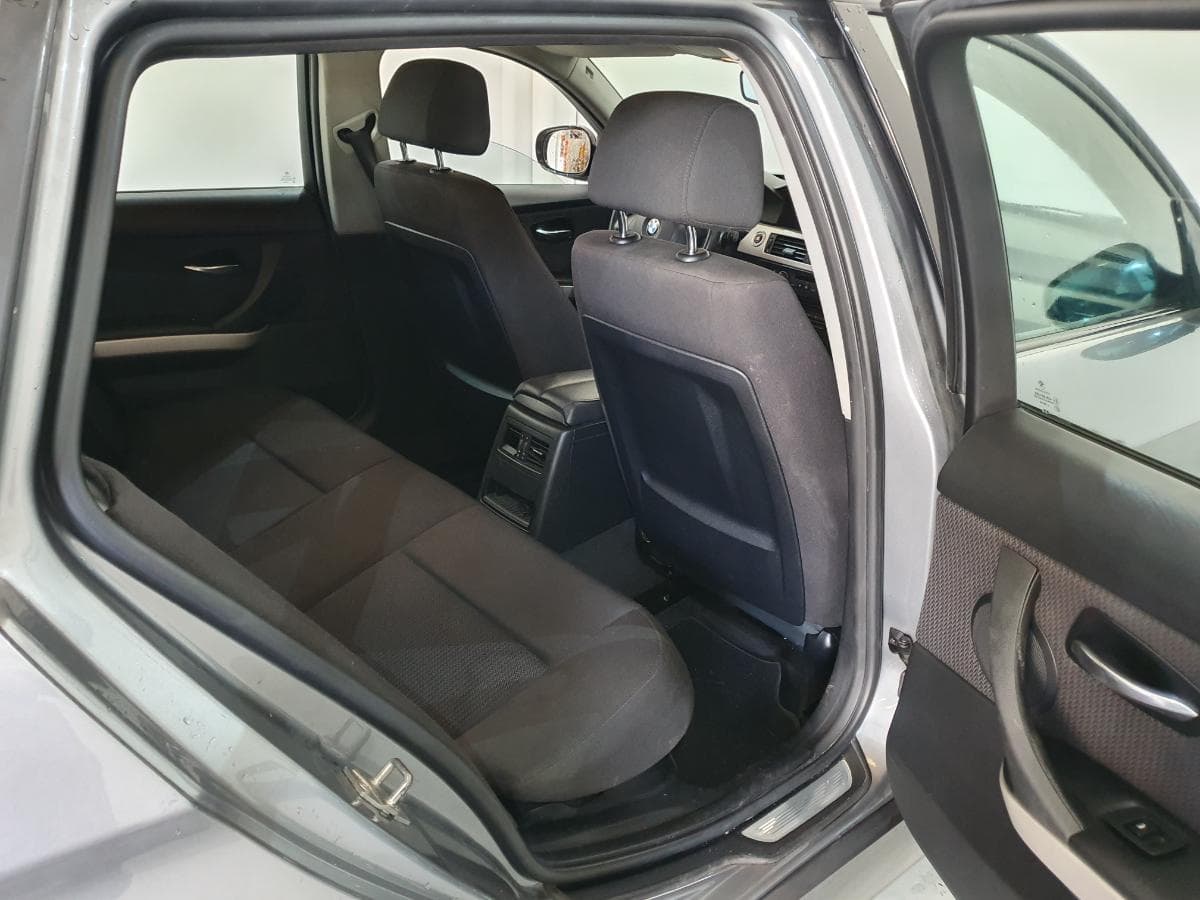 BMW 318D · Ano 2010 — image 32