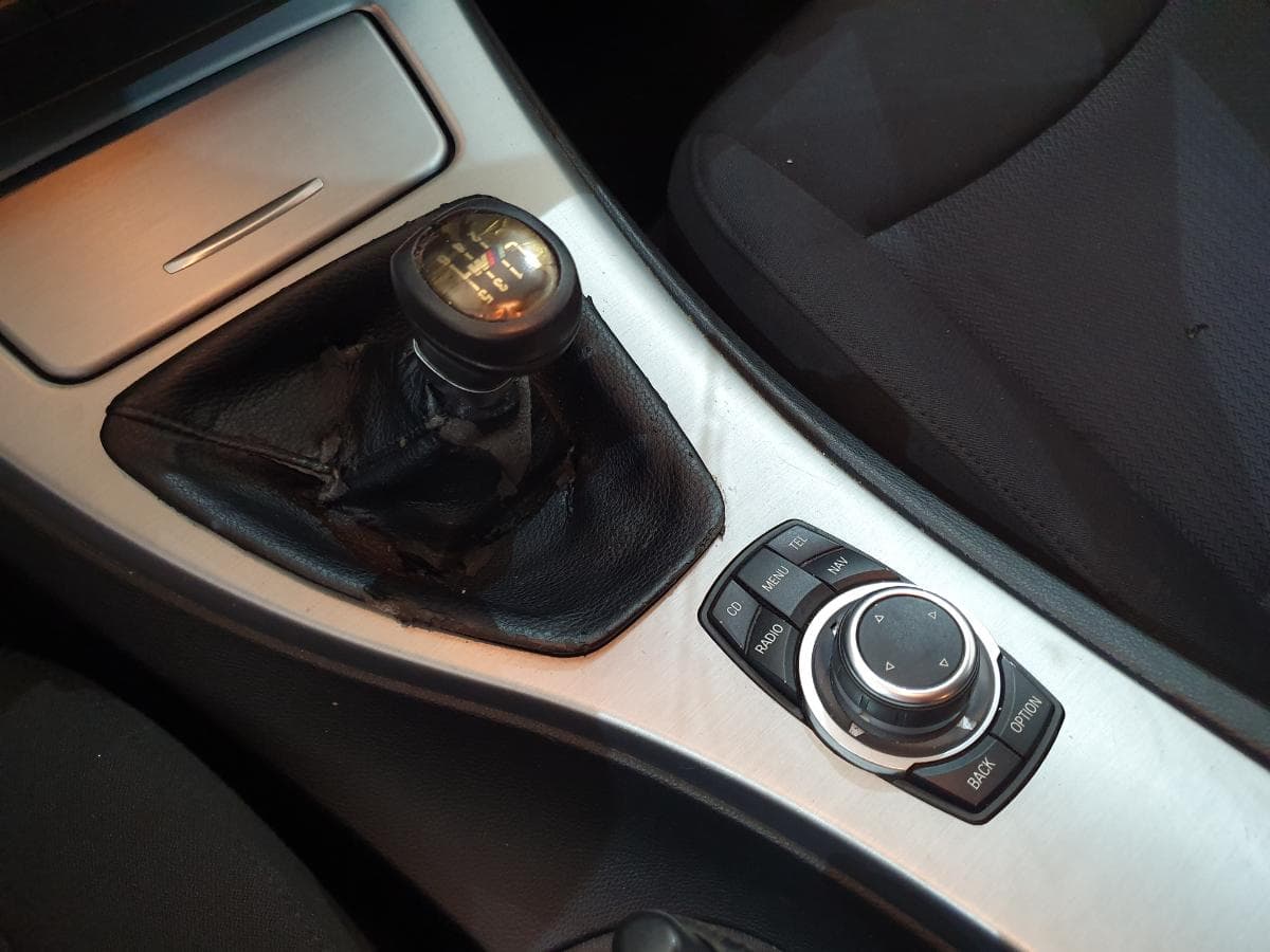 BMW 318D · Ano 2010 — image 33