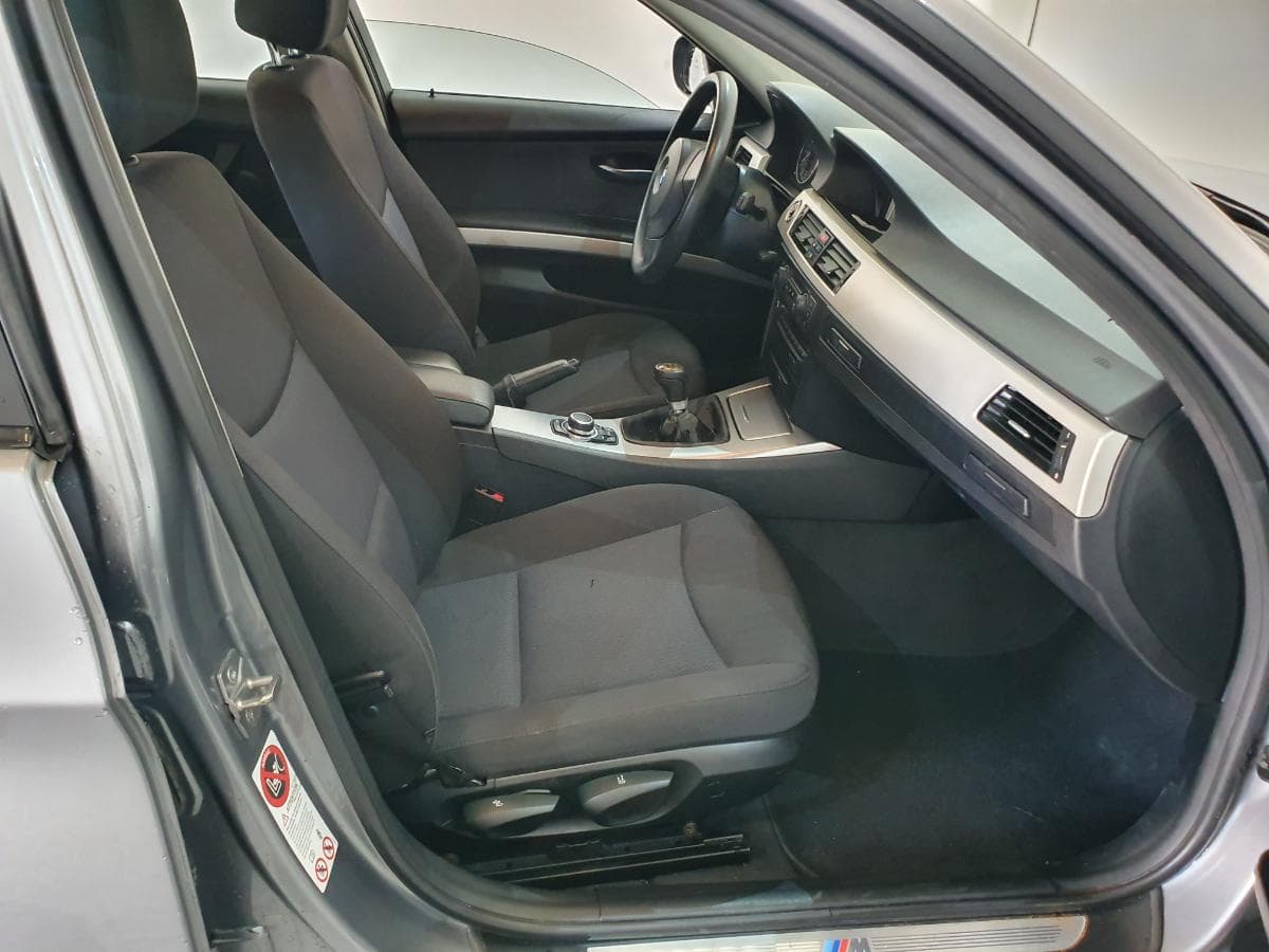 BMW 318D · Ano 2010 — image 37