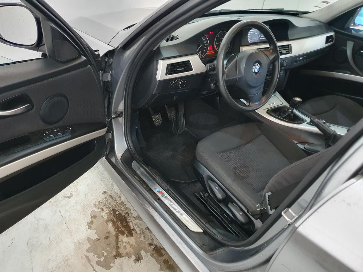 BMW 318D · Ano 2010 — image 18