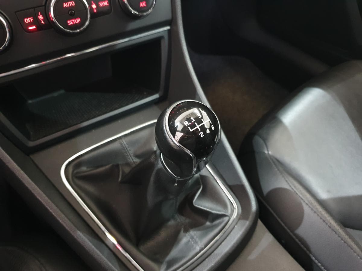 Seat Leon 1.6 TDI · Ano 2014 — image 27