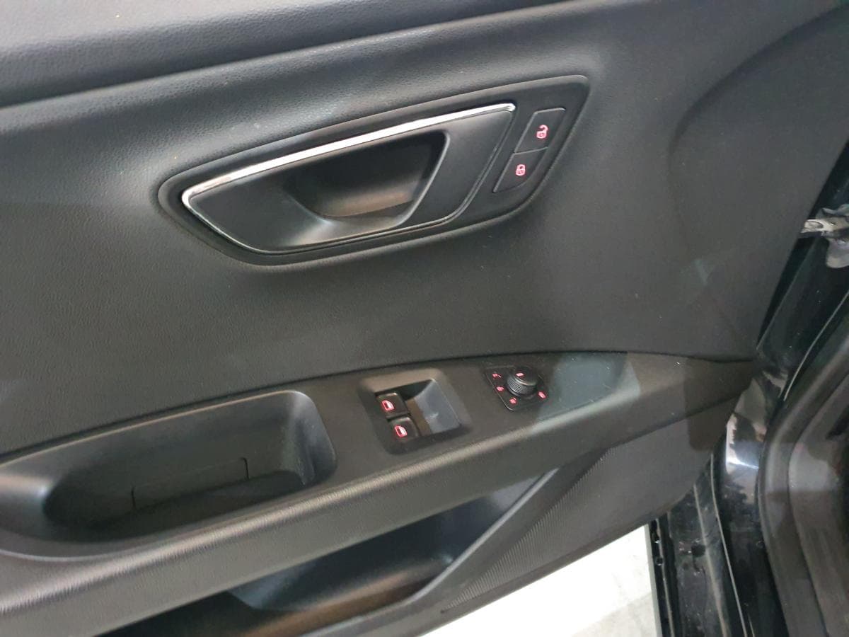 Seat Leon 1.6 TDI · Ano 2014 — image 33