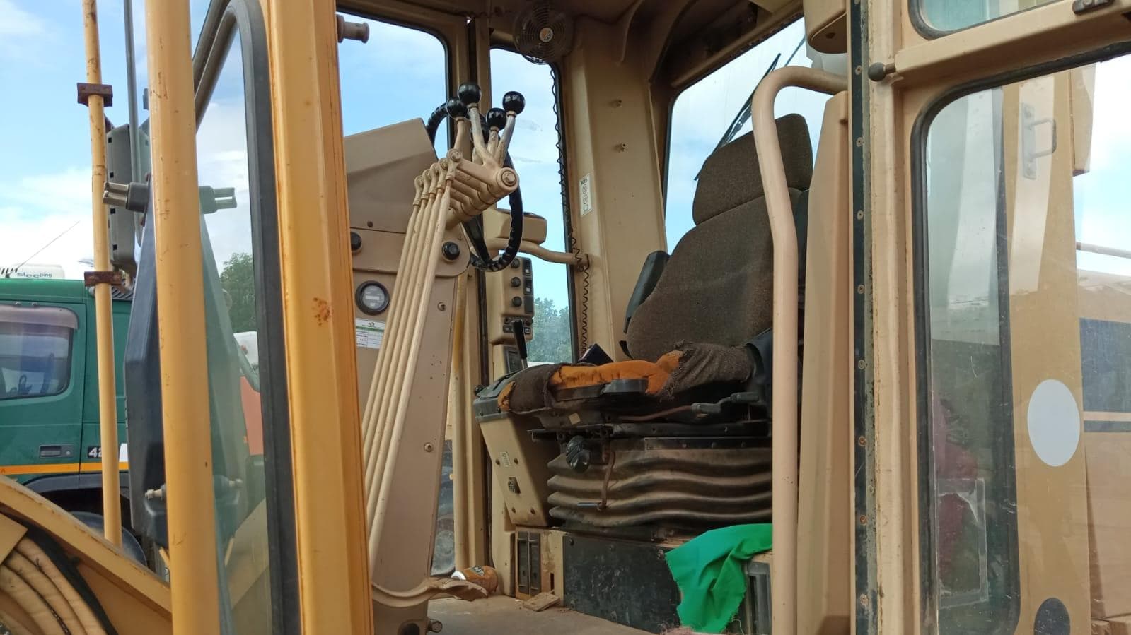 Niveladora Caterpillar 120H — imagem 4