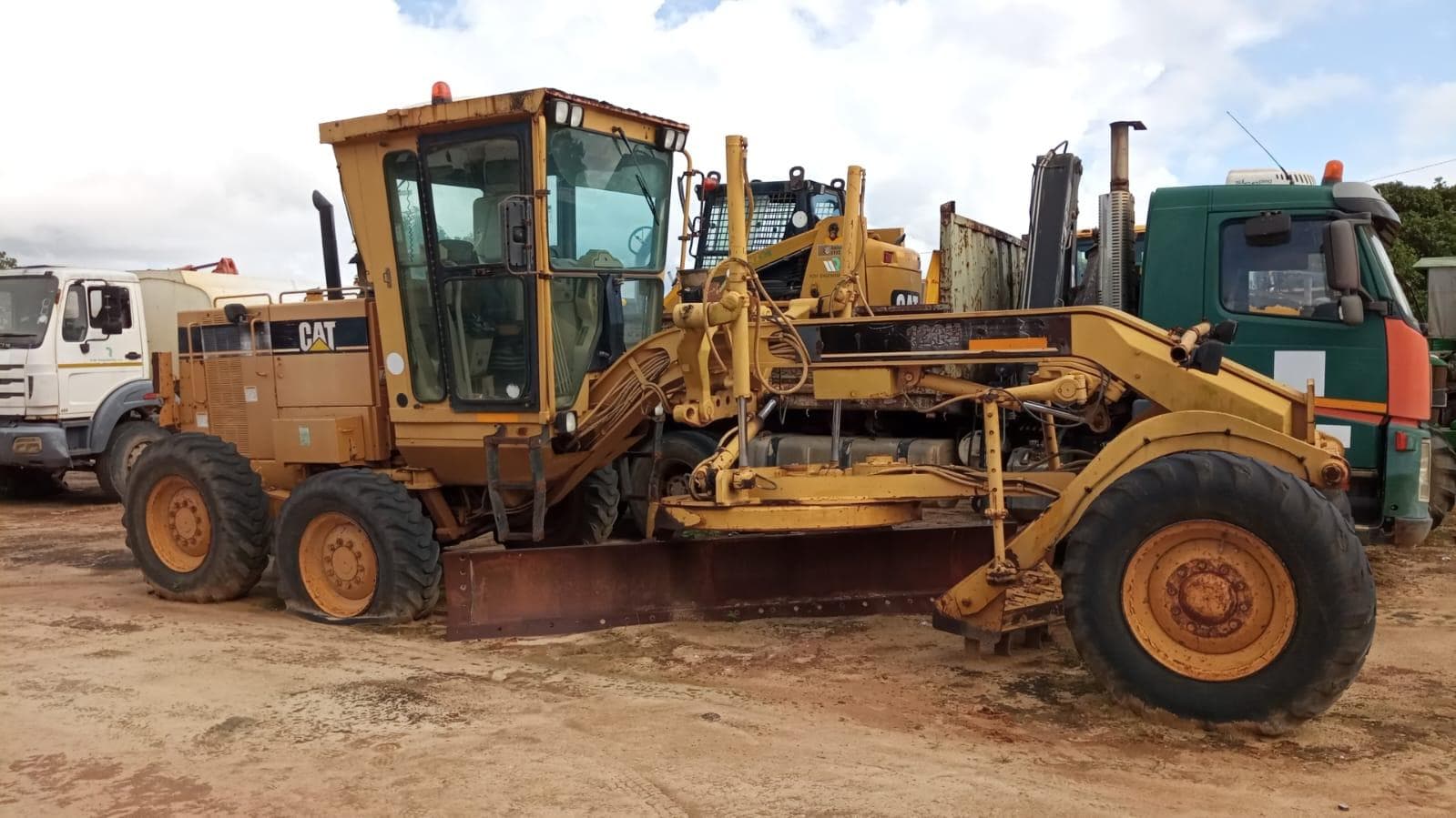 Niveladora Caterpillar 120H — imagem 5