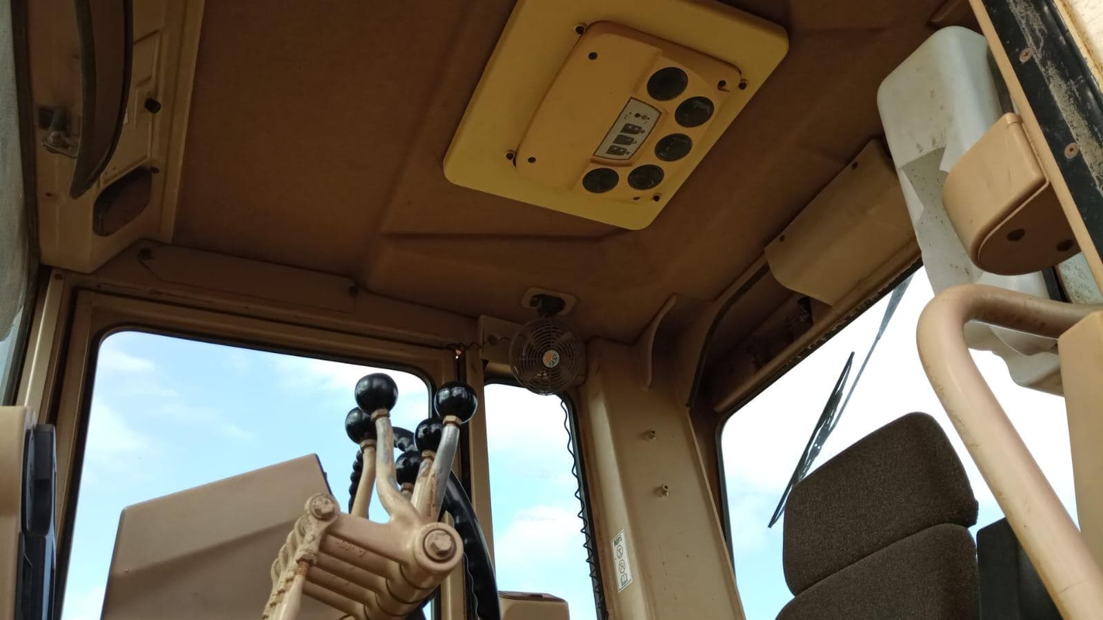 Niveladora Caterpillar 120H — imagem 6