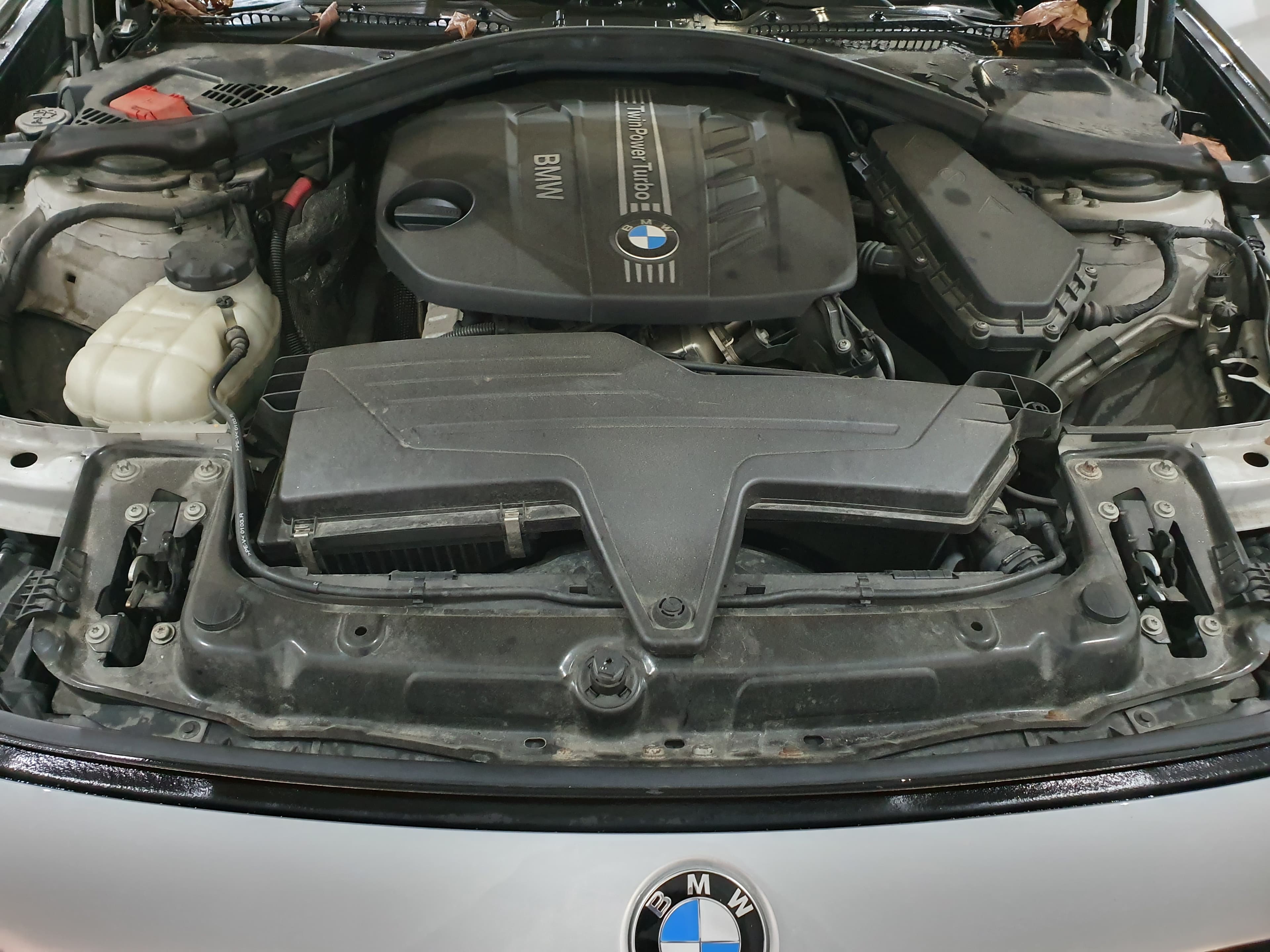 BMW 318D GT · Ano 2013 — imagem 12