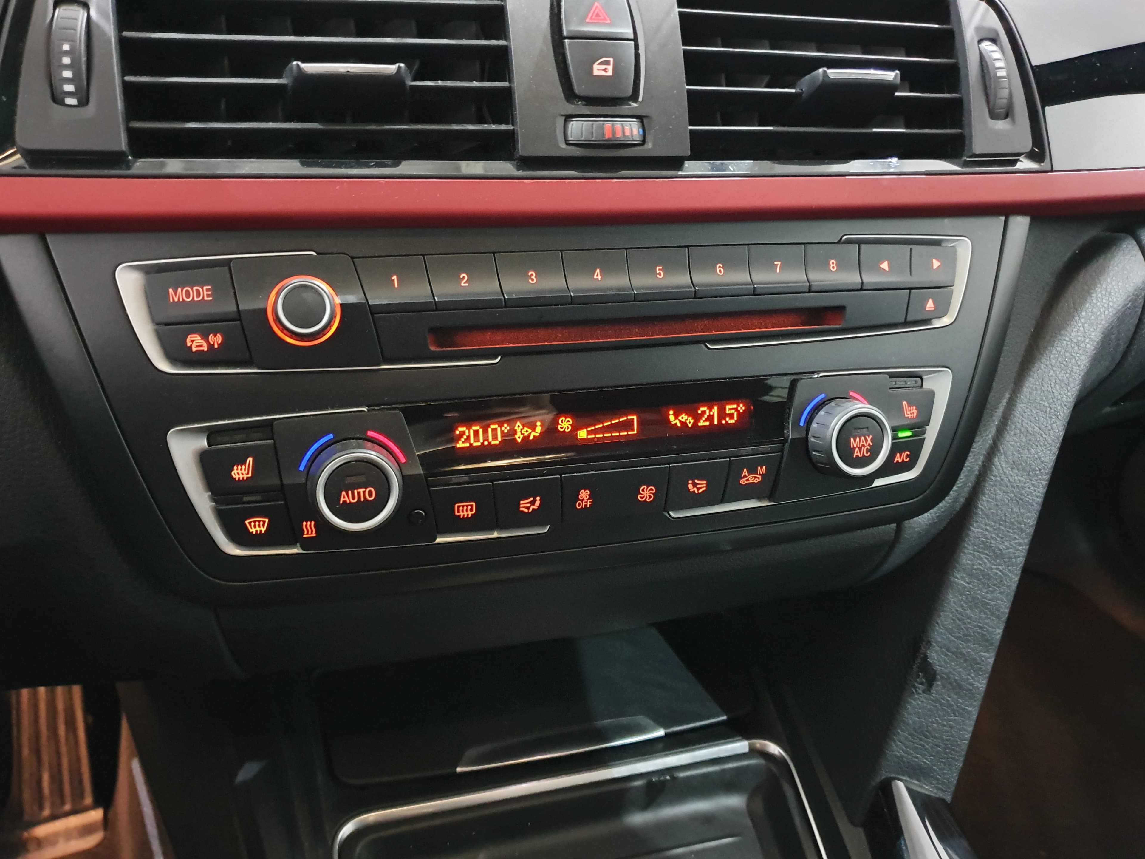 BMW 318D GT · Ano 2013 — imagem 32