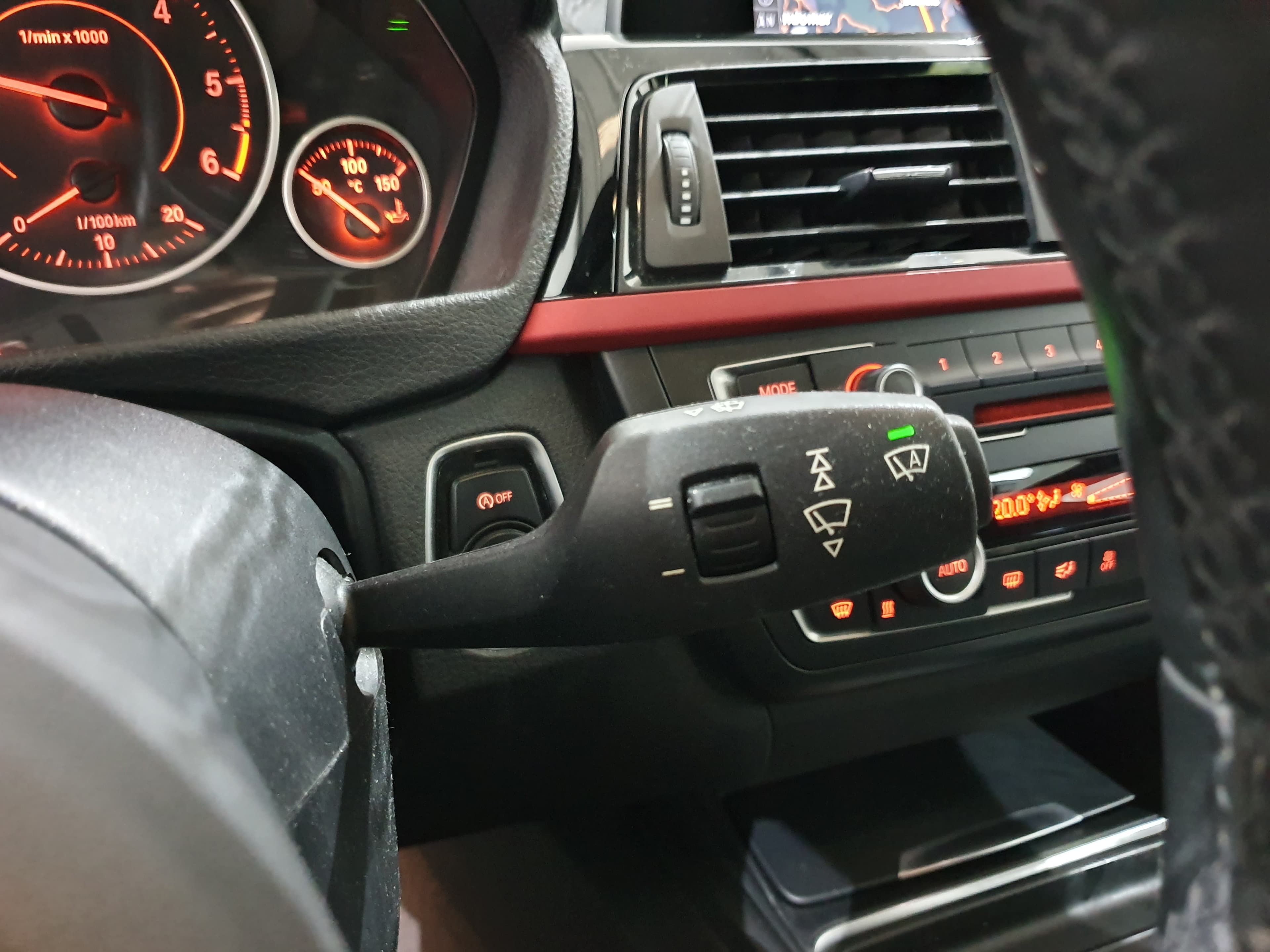 BMW 318D GT · Ano 2013 — imagem 36