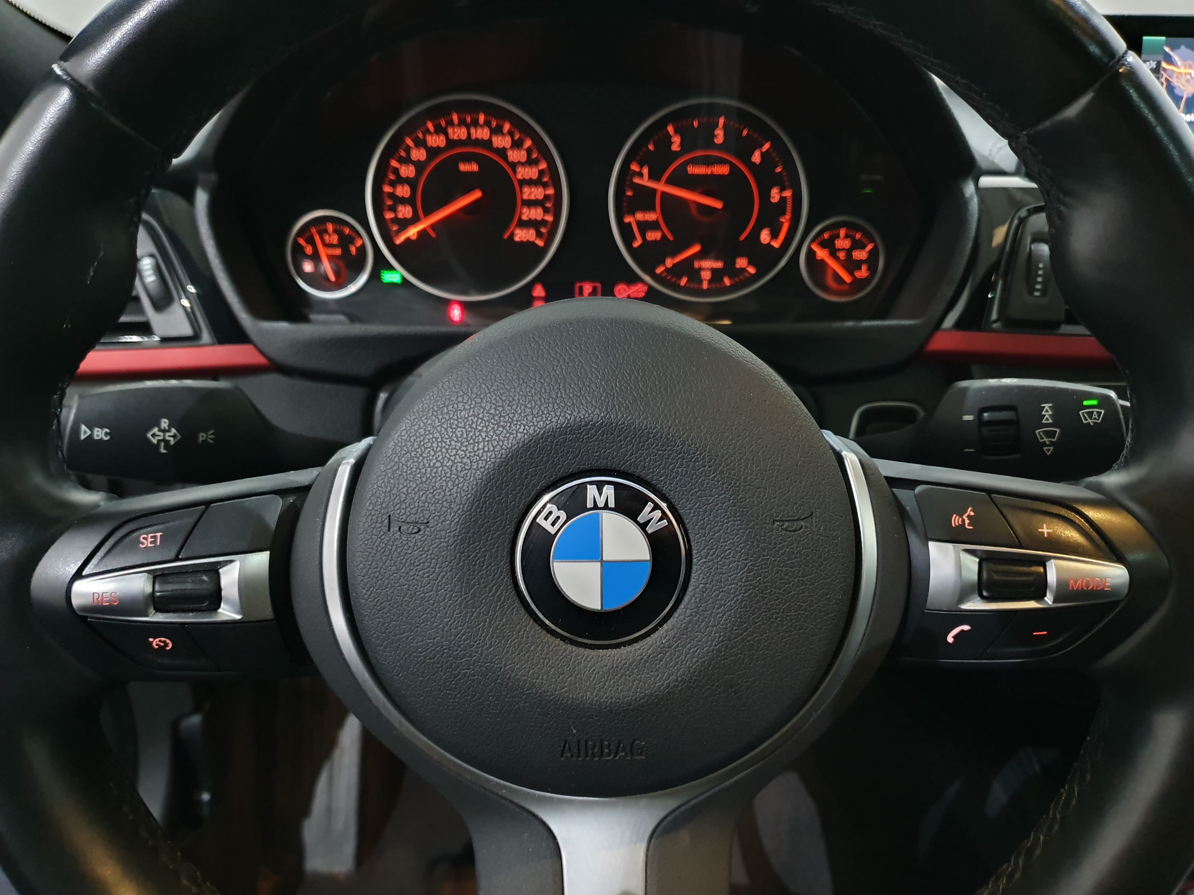 BMW 318D GT · Ano 2013 — imagem 39