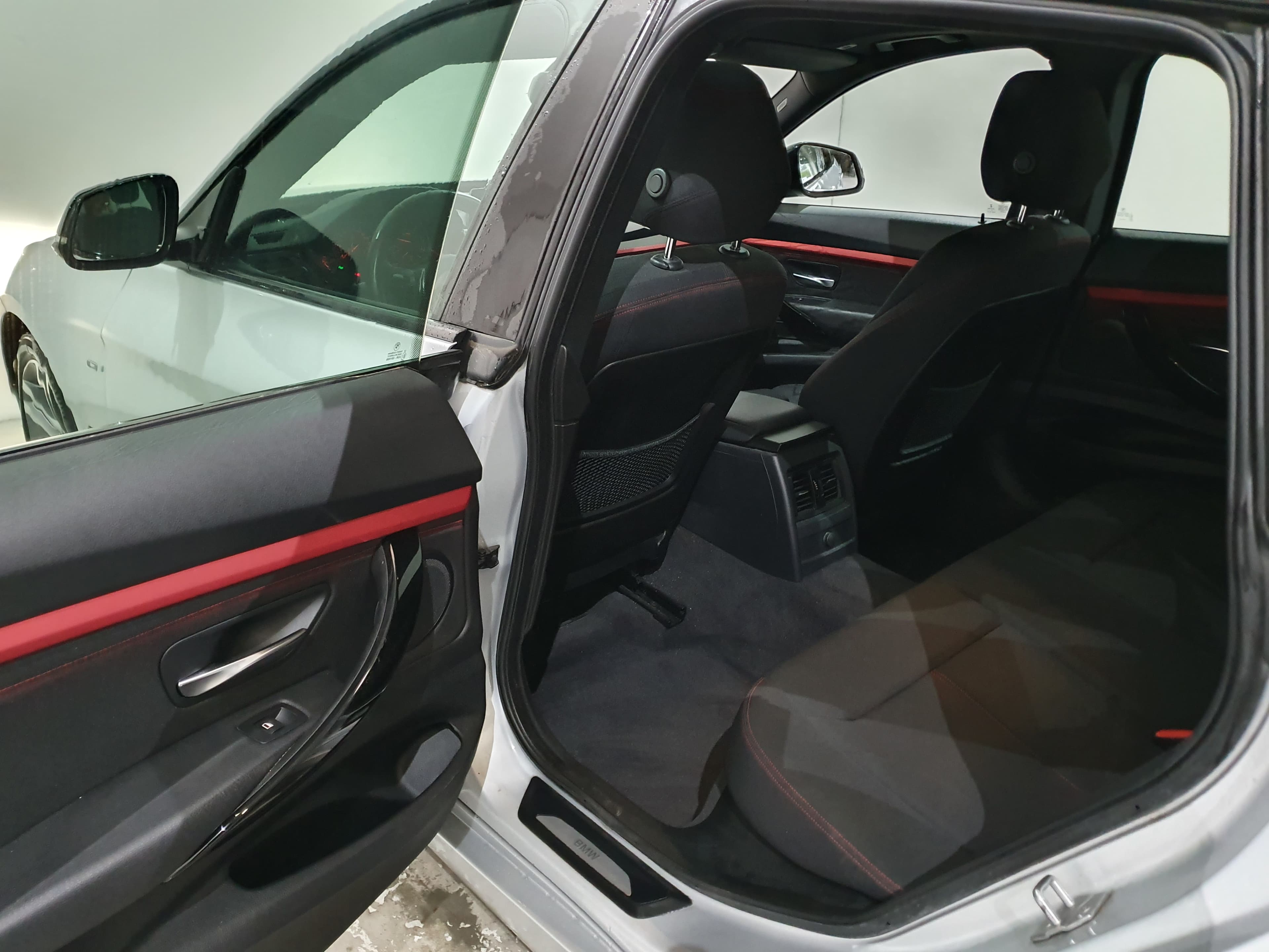 BMW 318D GT · Ano 2013 — imagem 24
