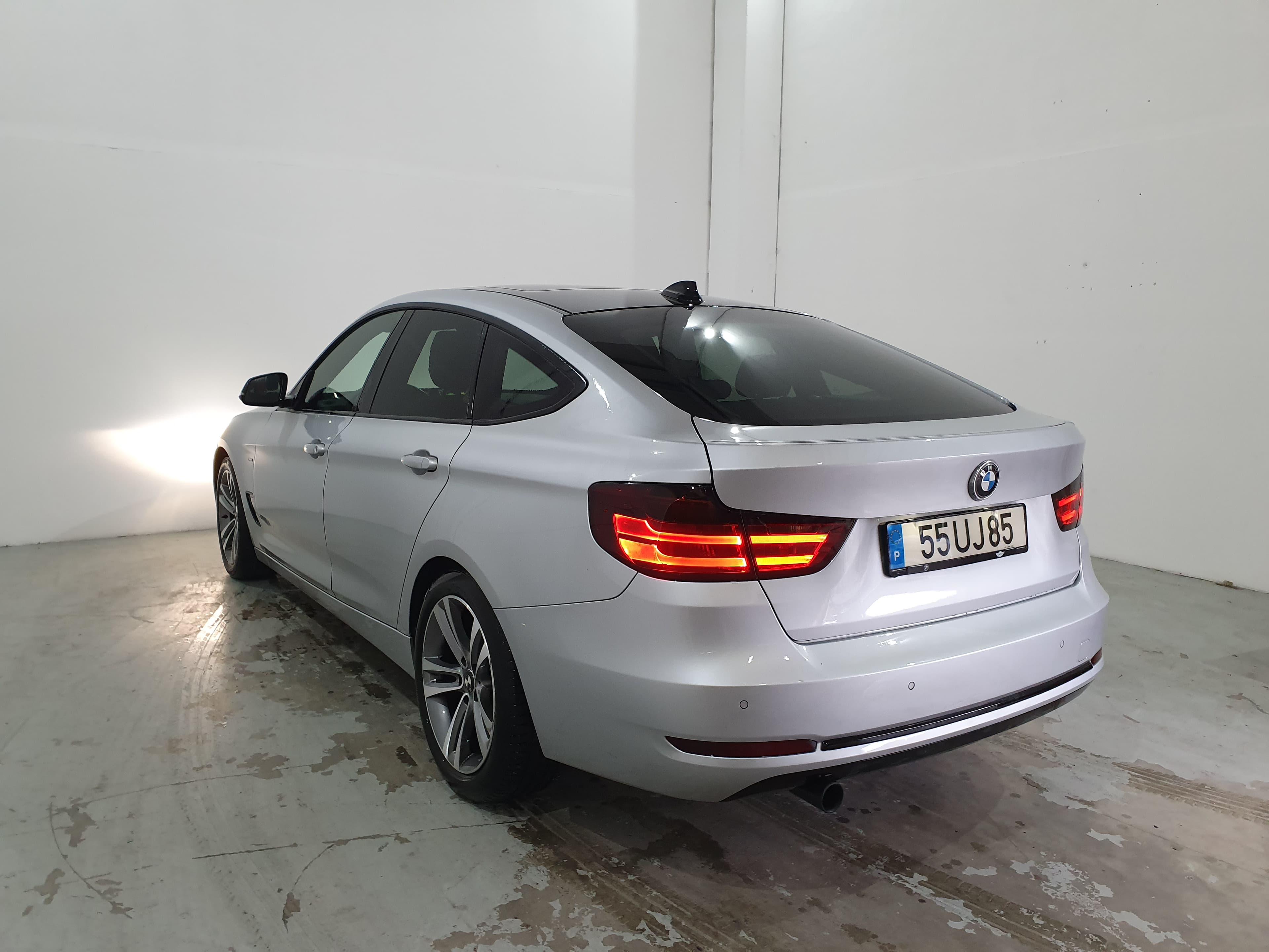 BMW 318D GT · Ano 2013 — imagem 8