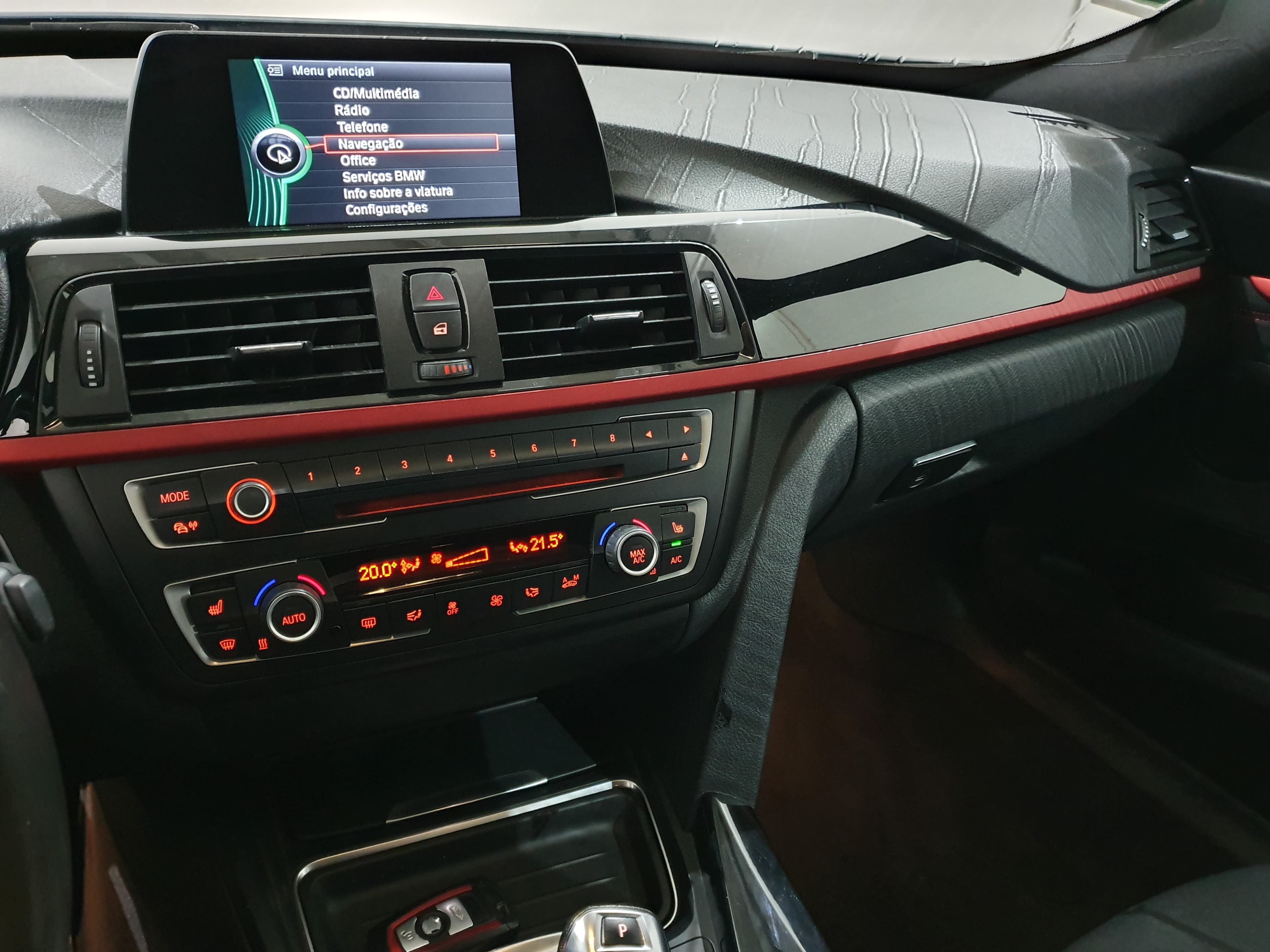 BMW 318D GT · Ano 2013 — imagem 35
