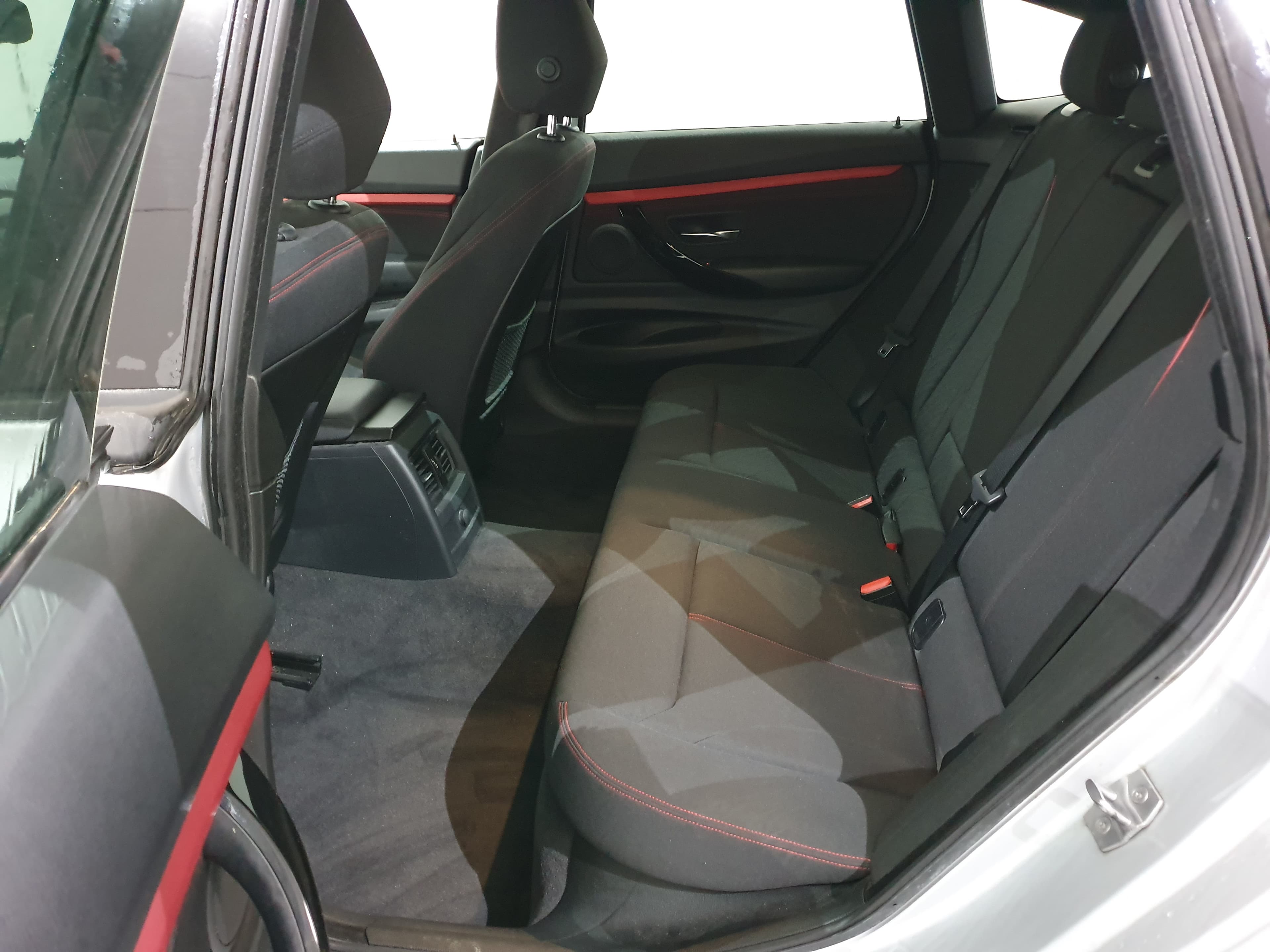 BMW 318D GT · Ano 2013 — imagem 26