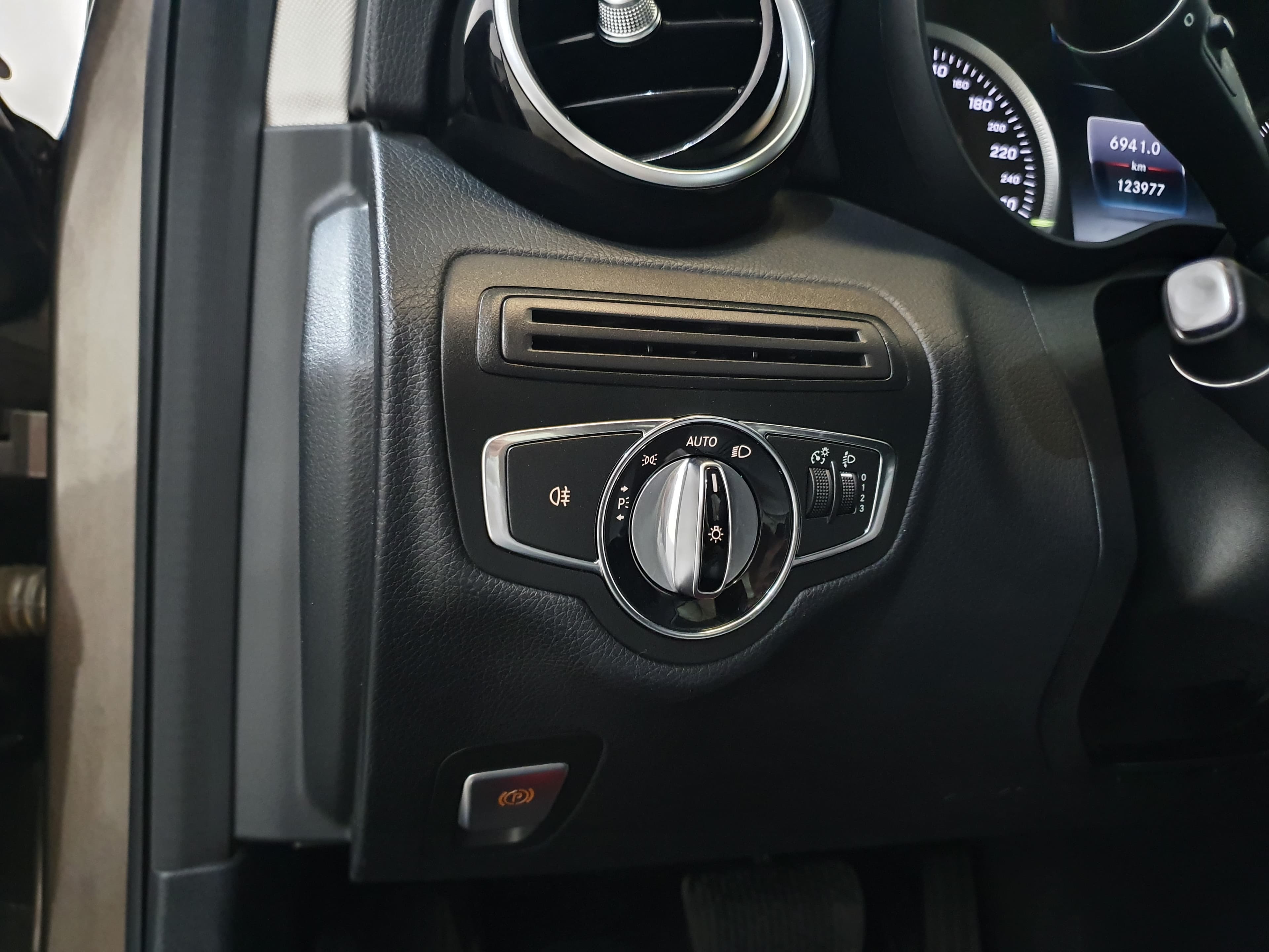Mercedes-Benz C200D · Ano 2015 — image 42