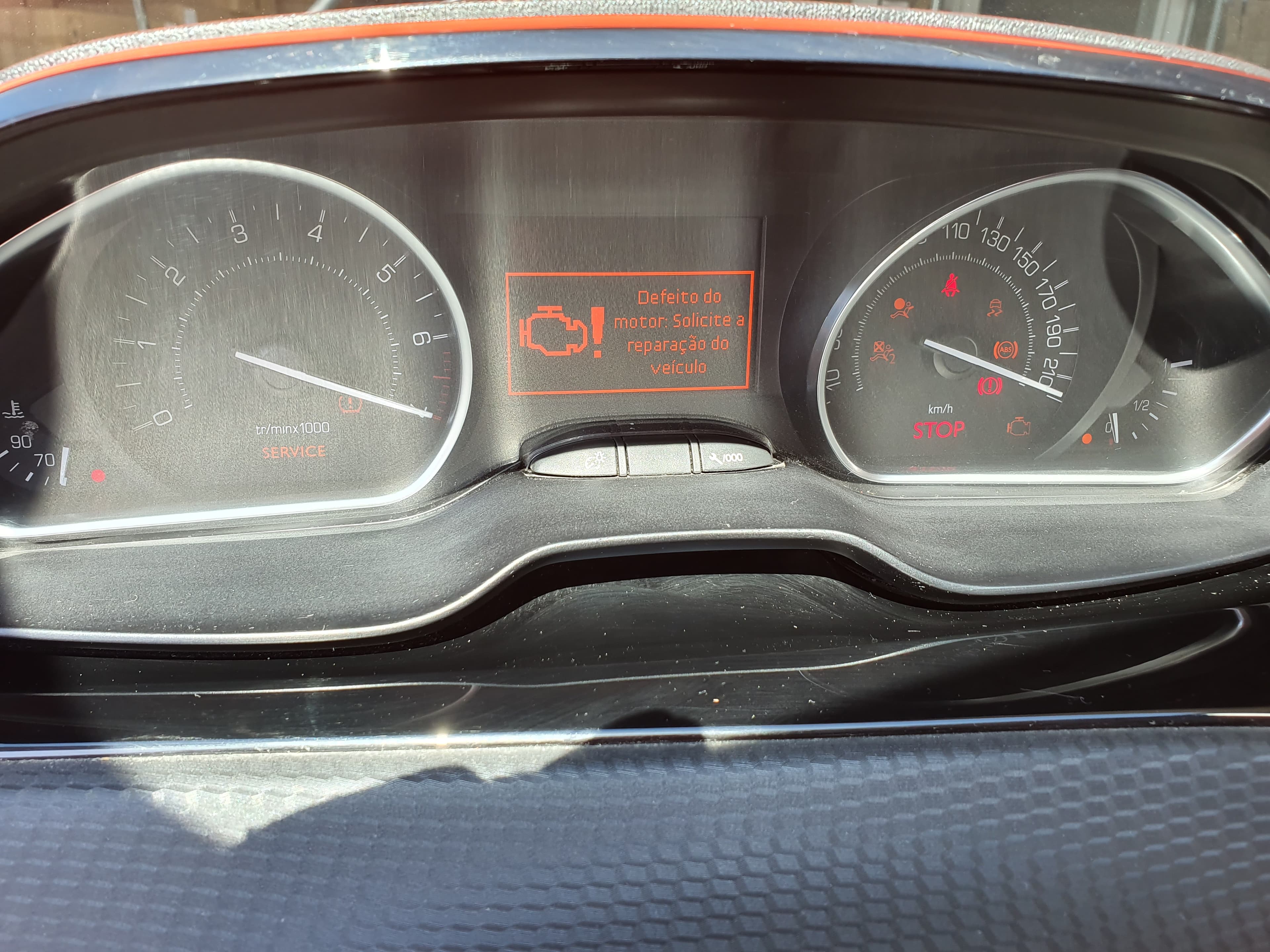 Peugeot 208 1.2 · Ano 2015 — image 46
