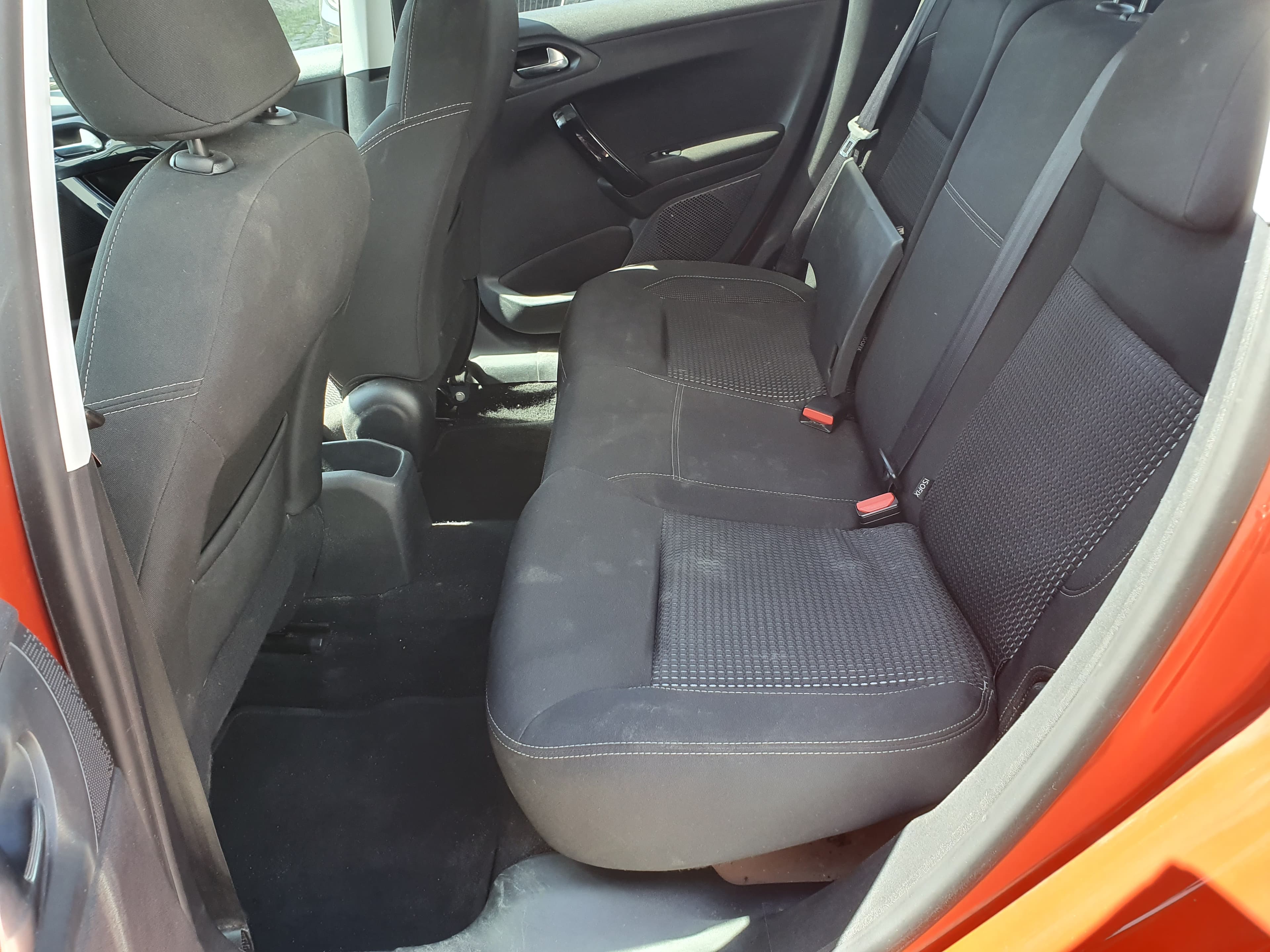 Peugeot 208 1.2 · Ano 2015 — image 32