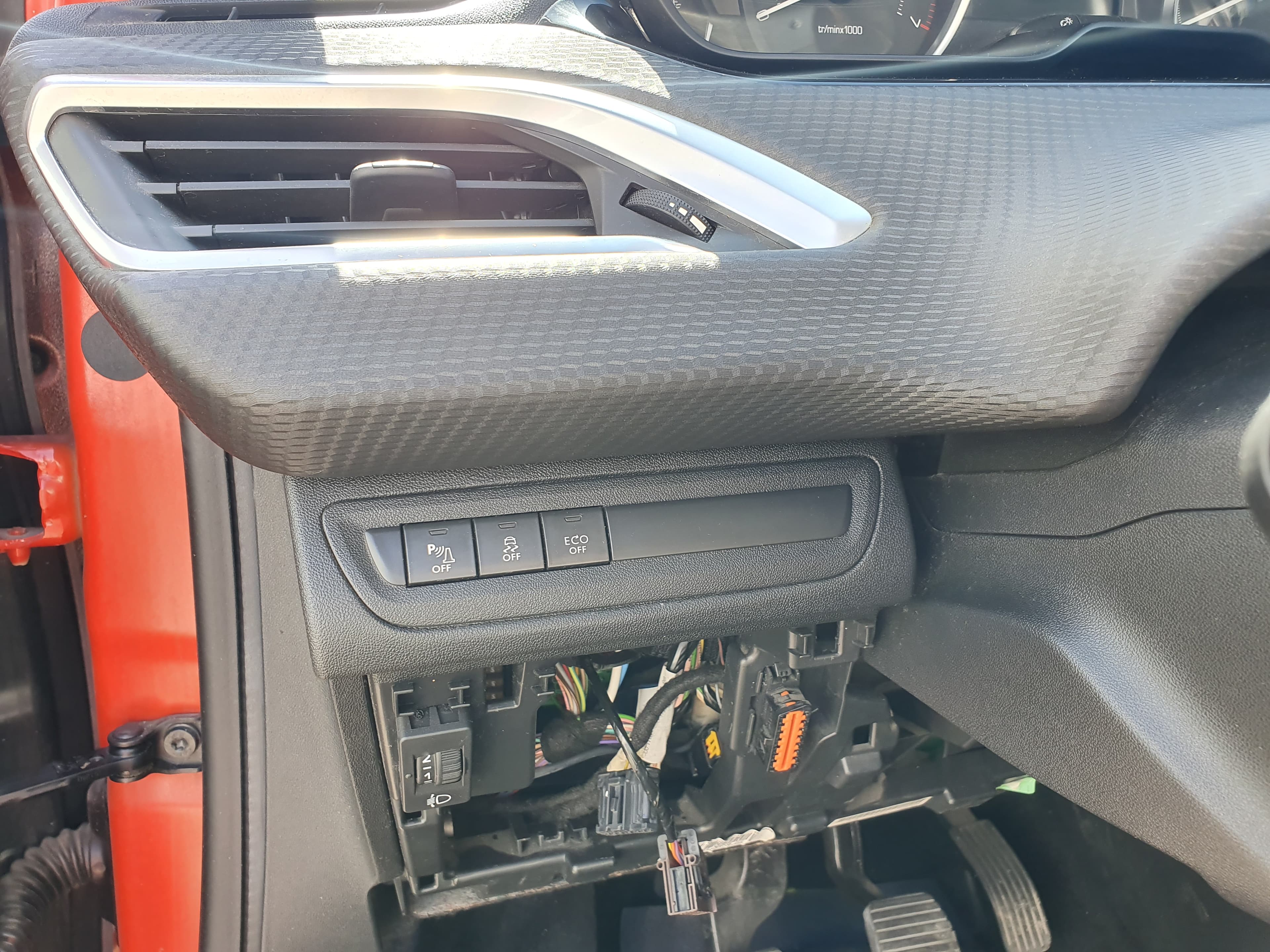 Peugeot 208 1.2 · Ano 2015 — image 52