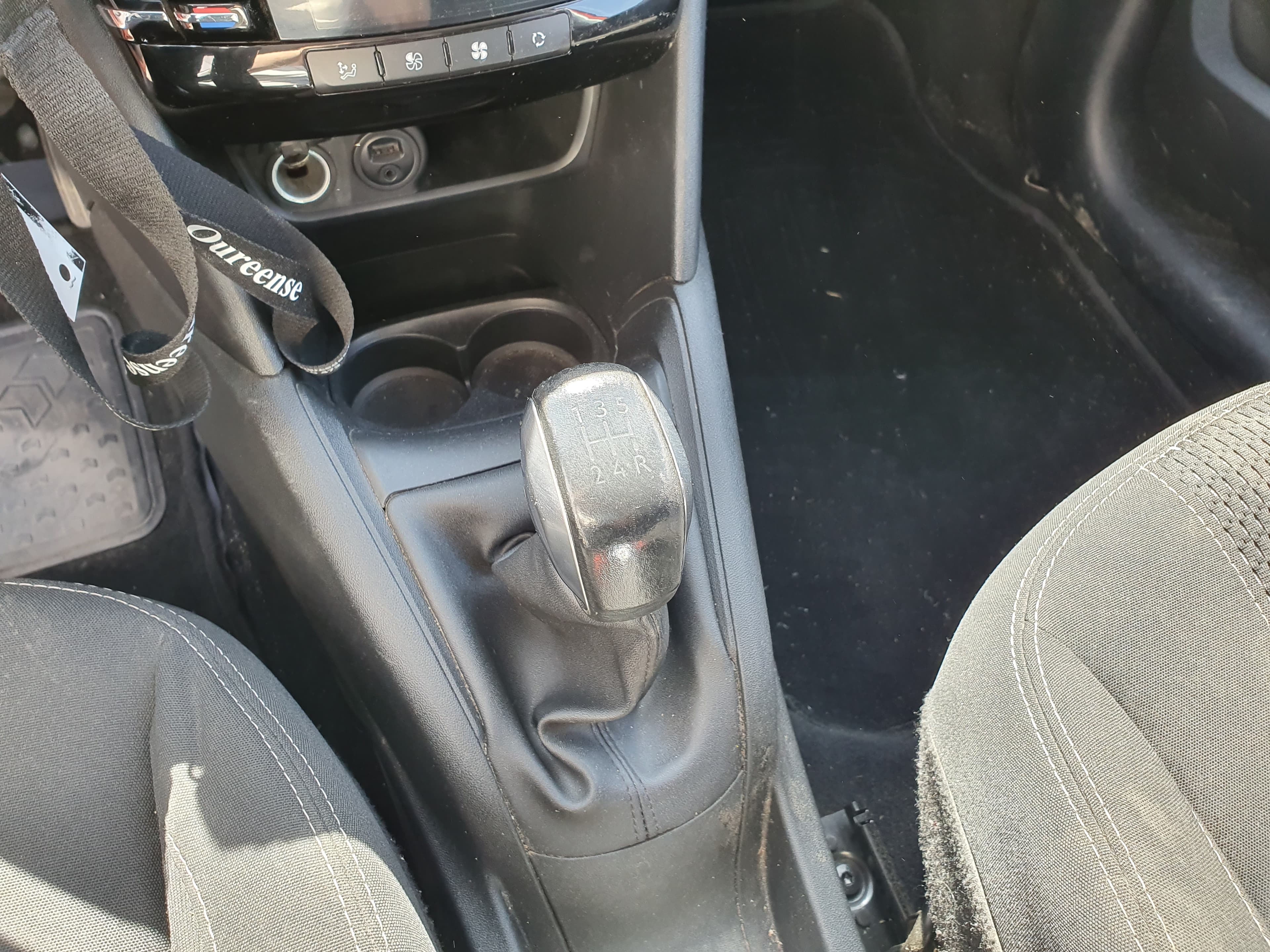 Peugeot 208 1.2 · Ano 2015 — image 49