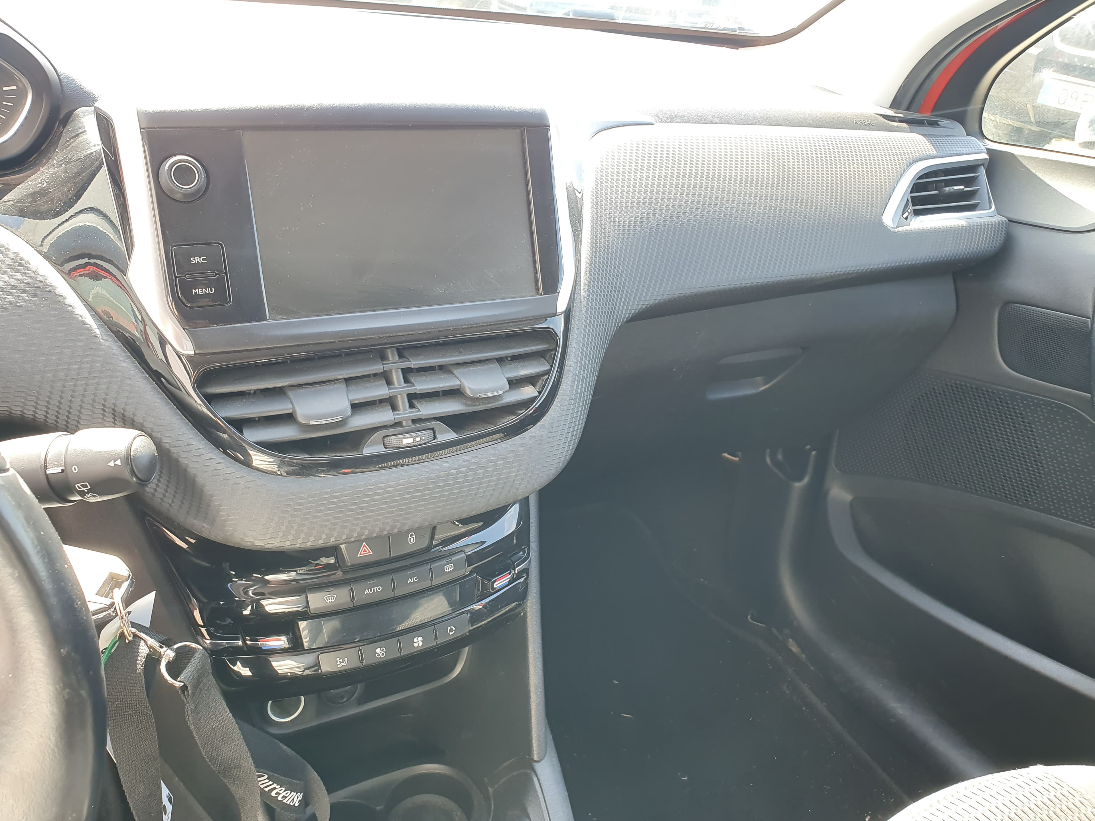 Peugeot 208 1.2 · Ano 2015 — image 44