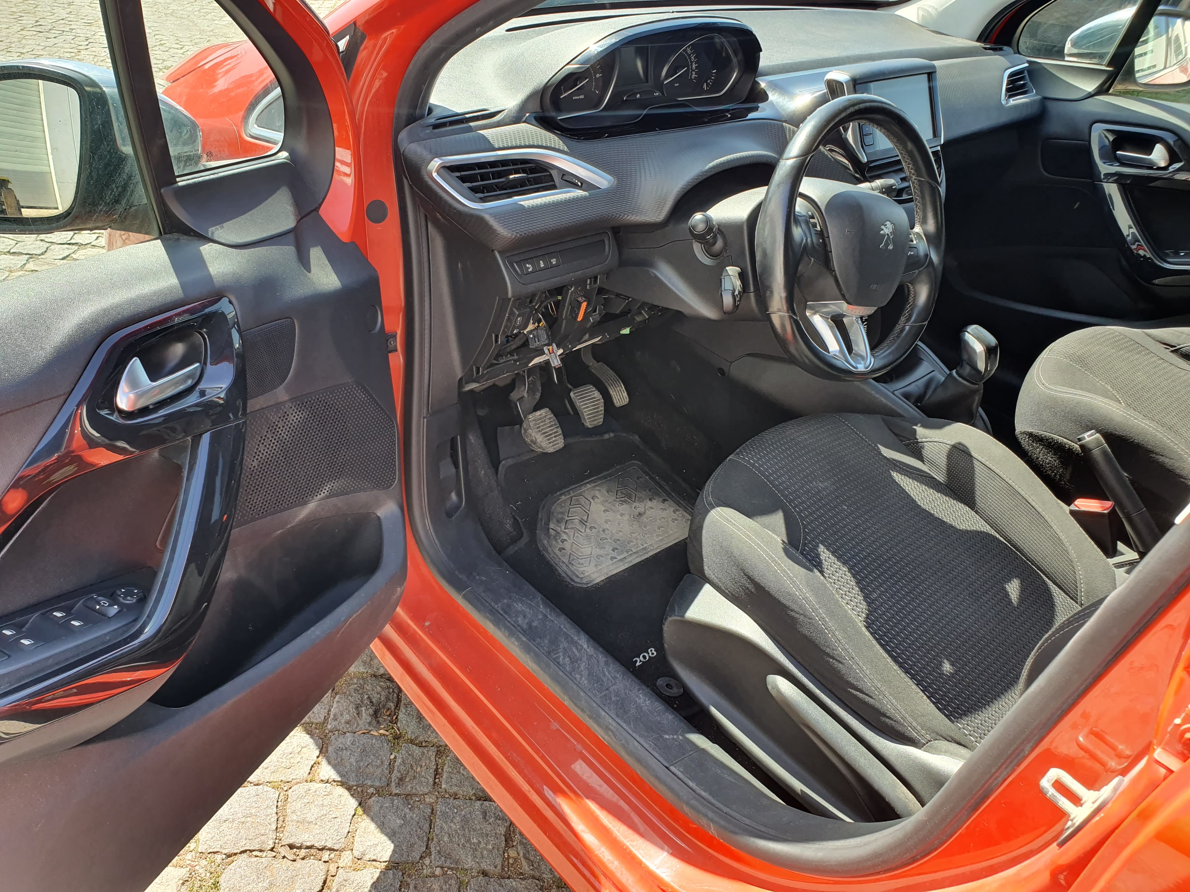 Peugeot 208 1.2 · Ano 2015 — image 28