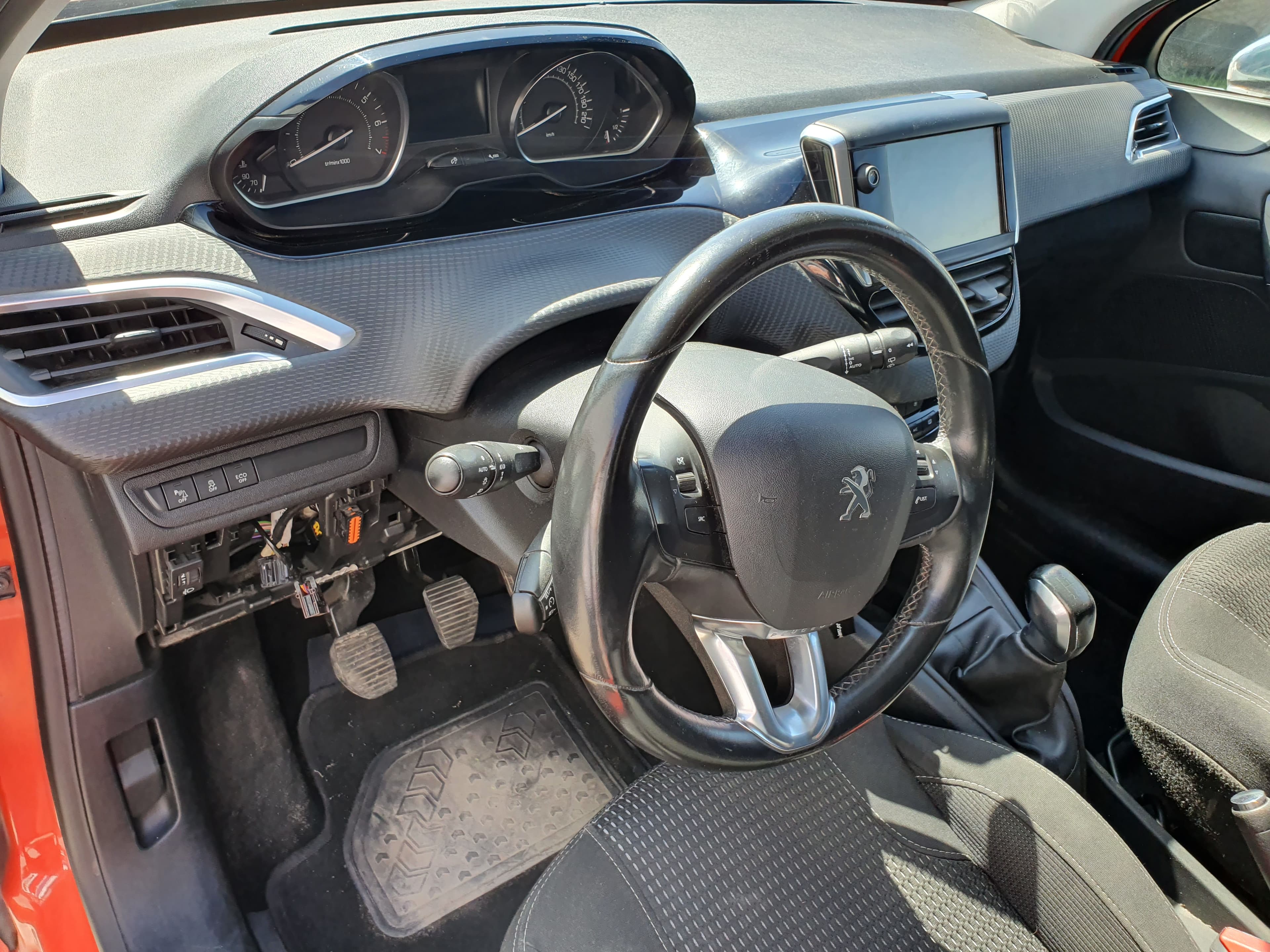 Peugeot 208 1.2 · Ano 2015 — image 45