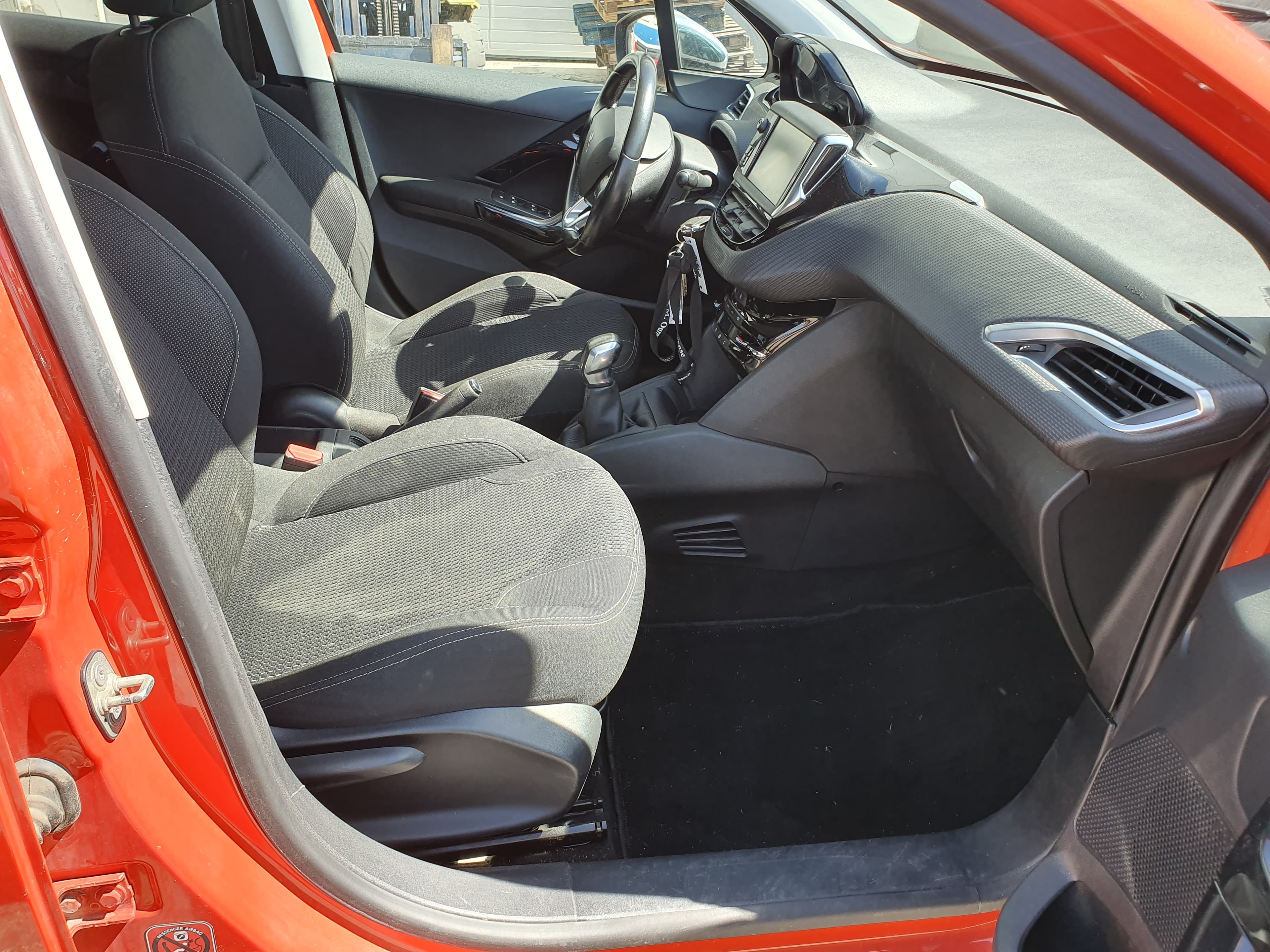 Peugeot 208 1.2 · Ano 2015 — image 37