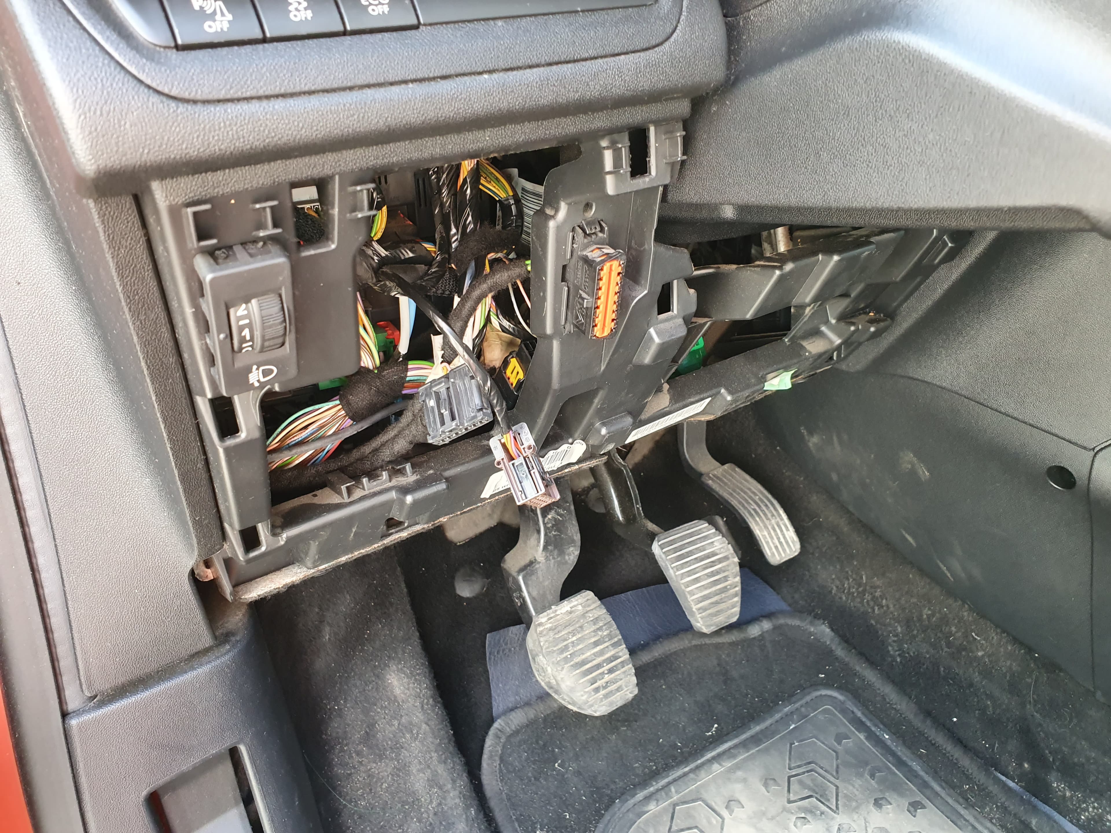 Peugeot 208 1.2 · Ano 2015 — image 43