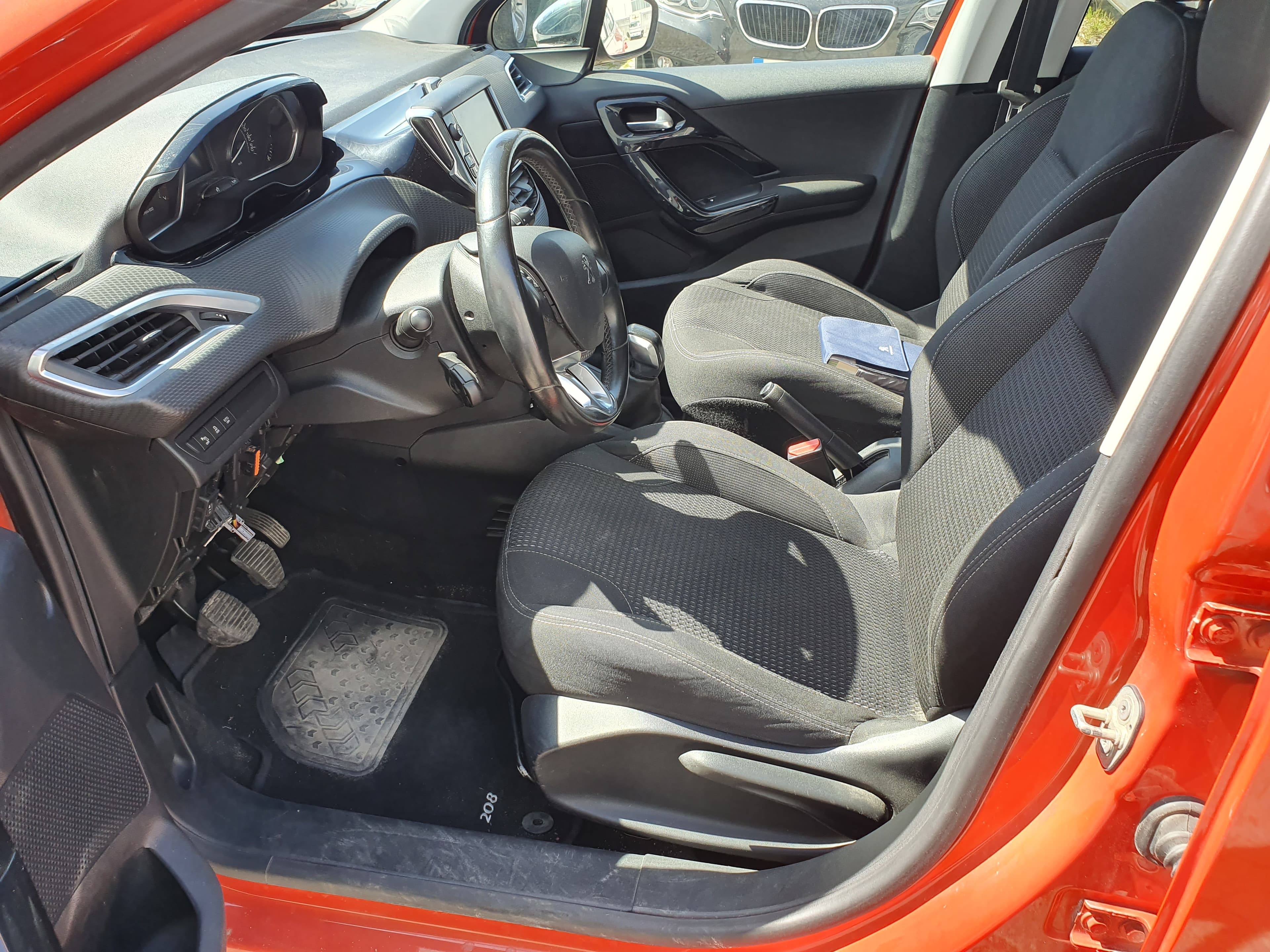Peugeot 208 1.2 · Ano 2015 — image 40