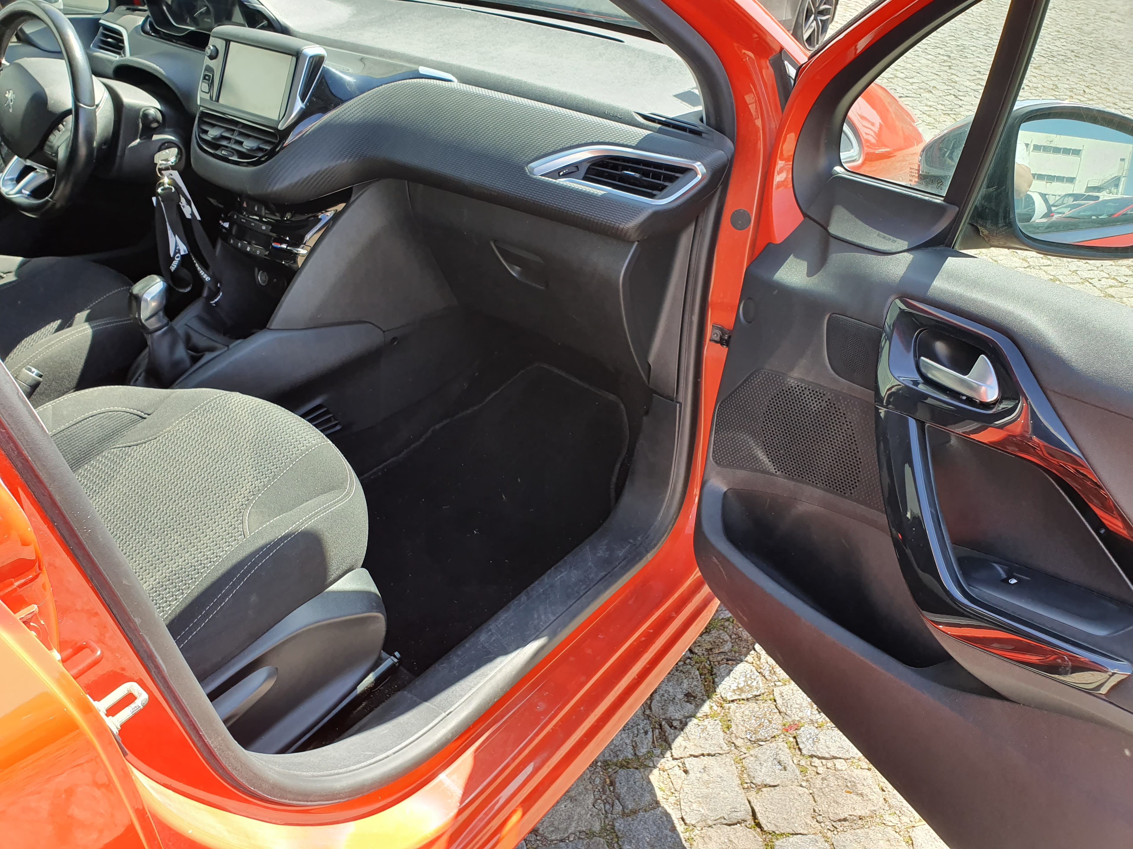 Peugeot 208 1.2 · Ano 2015 — image 38